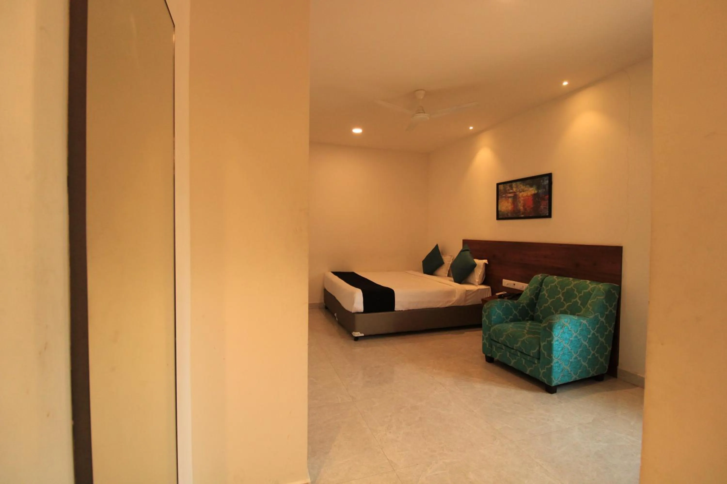 Living room, Bed in Arunaa Inn Airport Hotel,Chennai