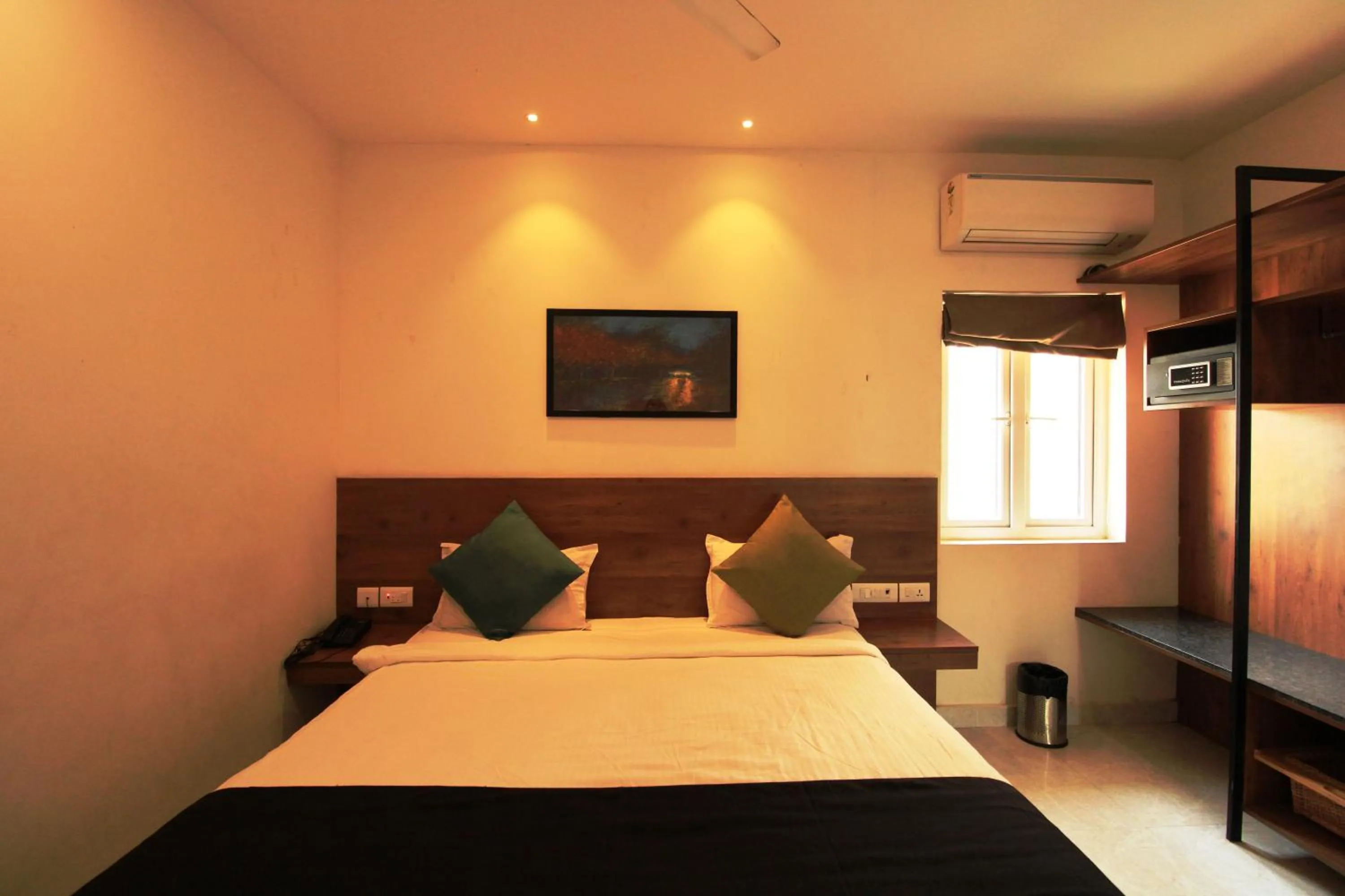 Photo of the whole room, Bed in Arunaa Inn Airport Hotel,Chennai