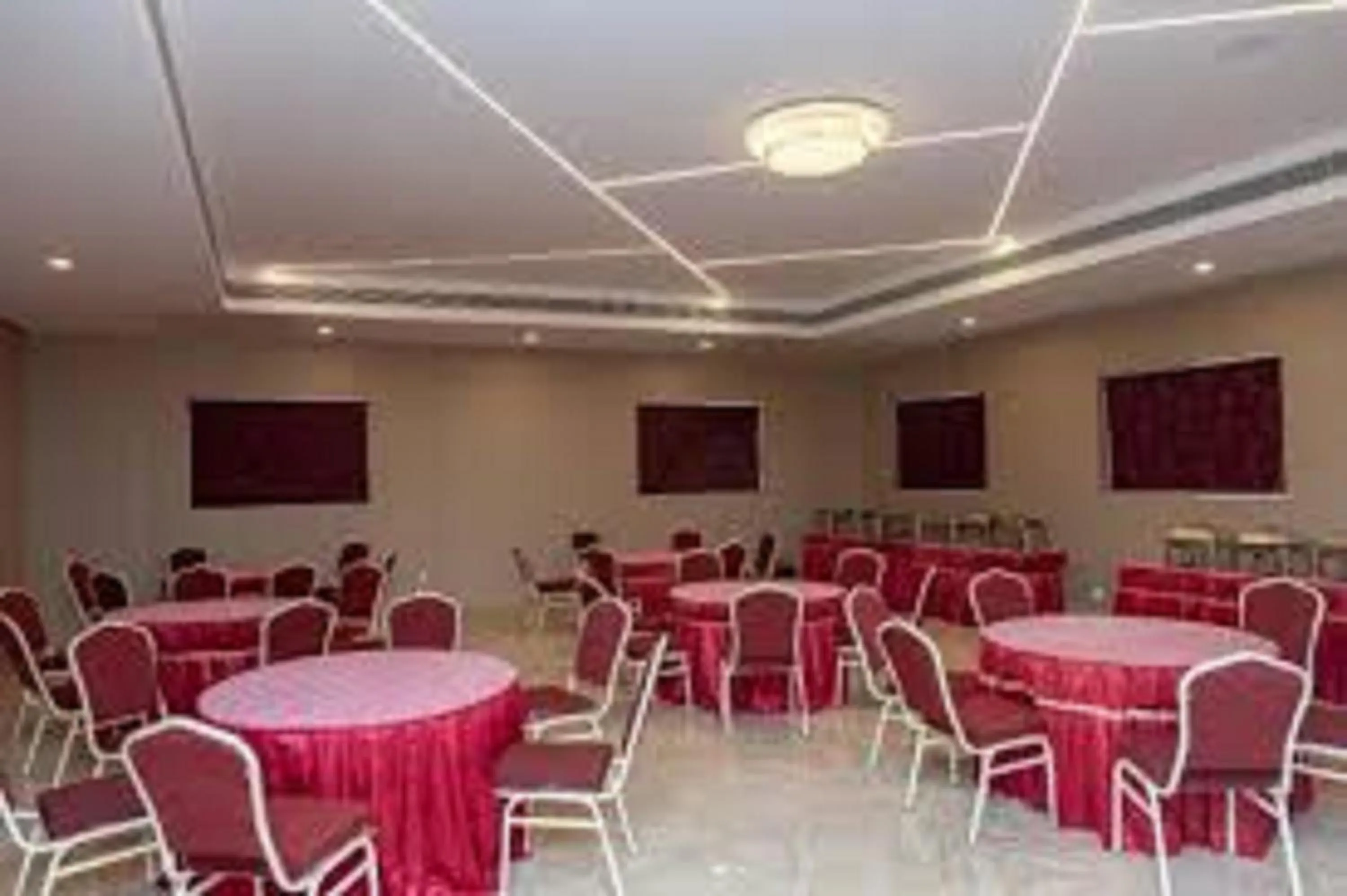 Restaurant/places to eat in Arunaa Inn Airport Hotel,Chennai