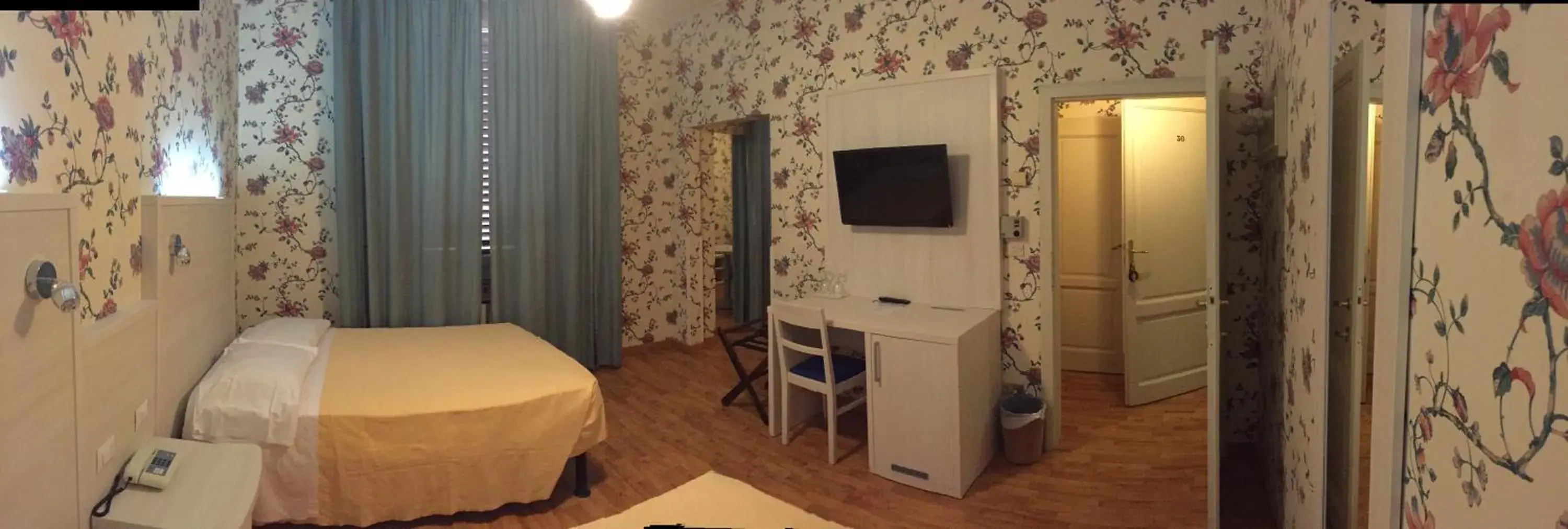 Quadruple Room in Hotel Biondi Quadruple Room in Hotel Biondi