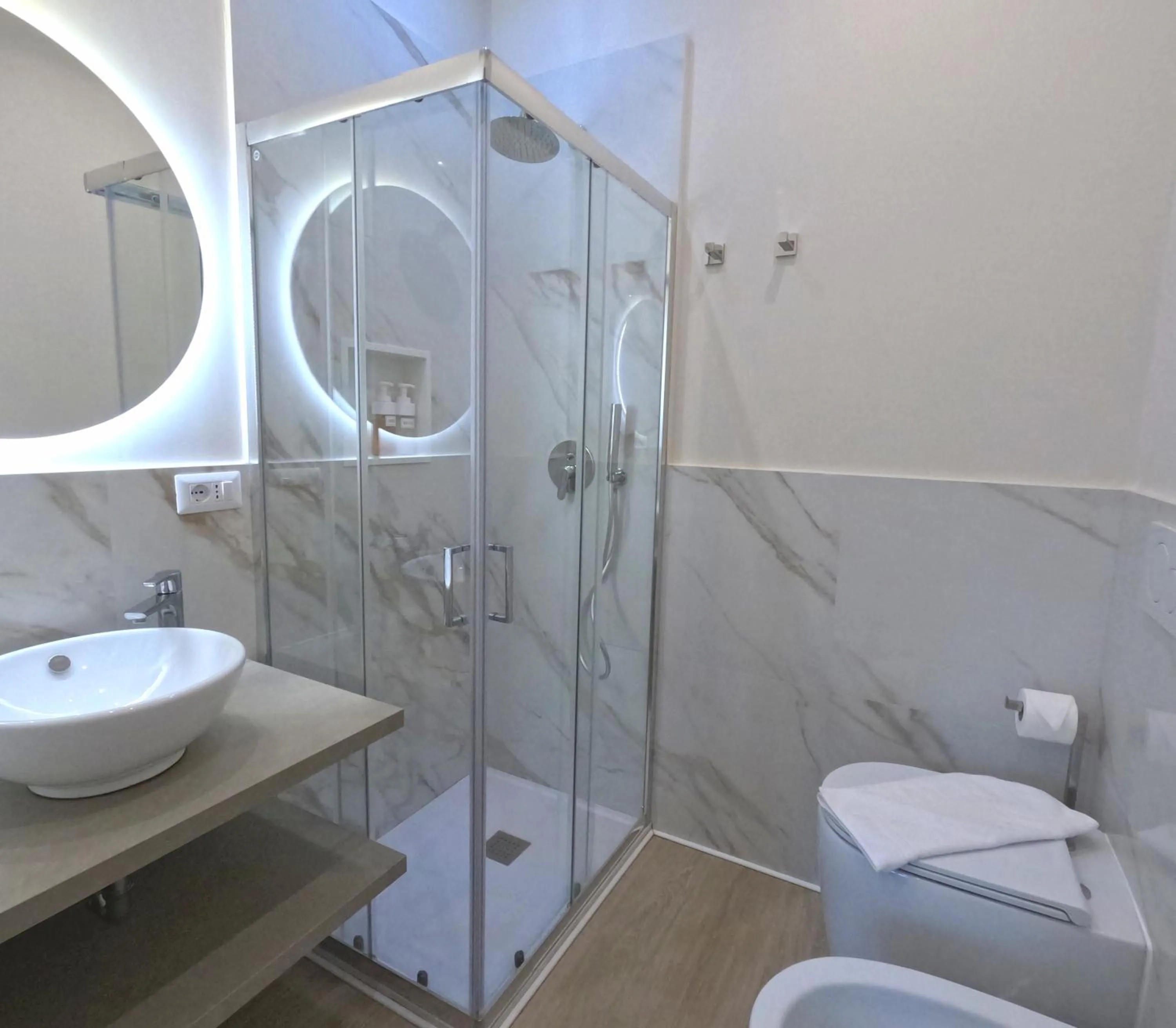 Shower in B&B Aurelia Garden Rooms