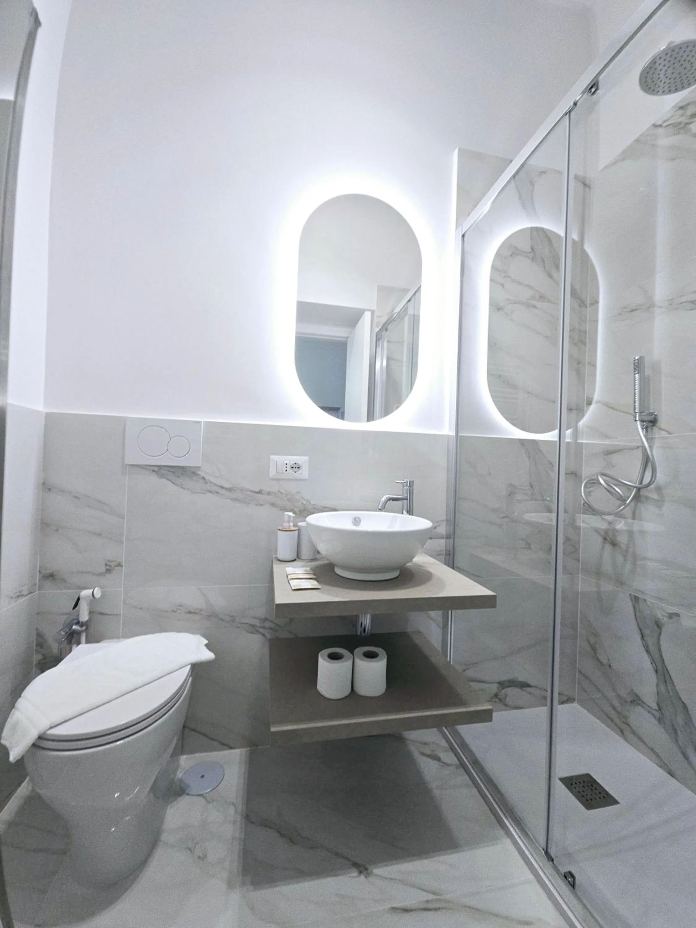 Shower in B&B Aurelia Garden Rooms