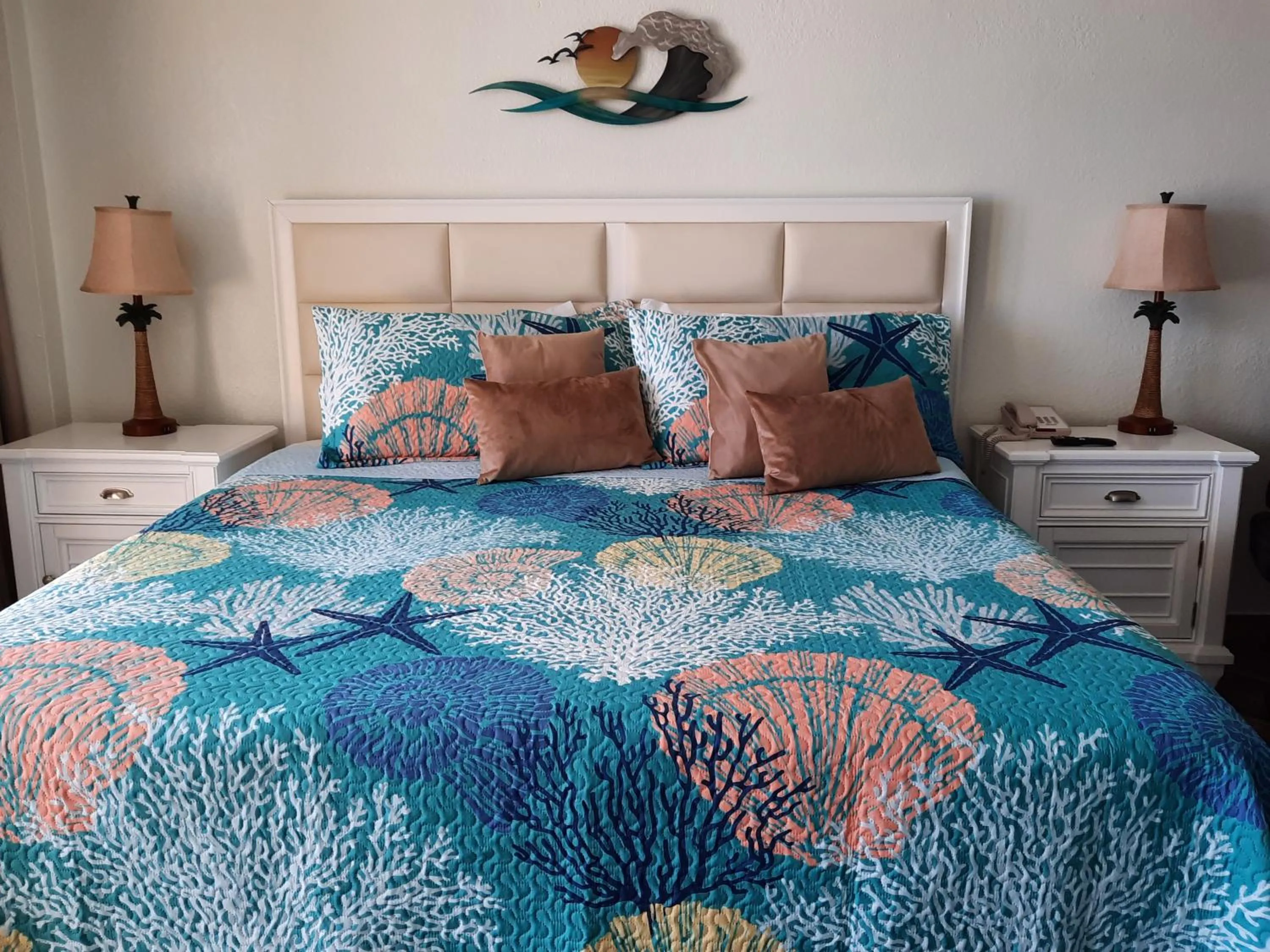 Bed in Daytona Beach Hawaiian Inn