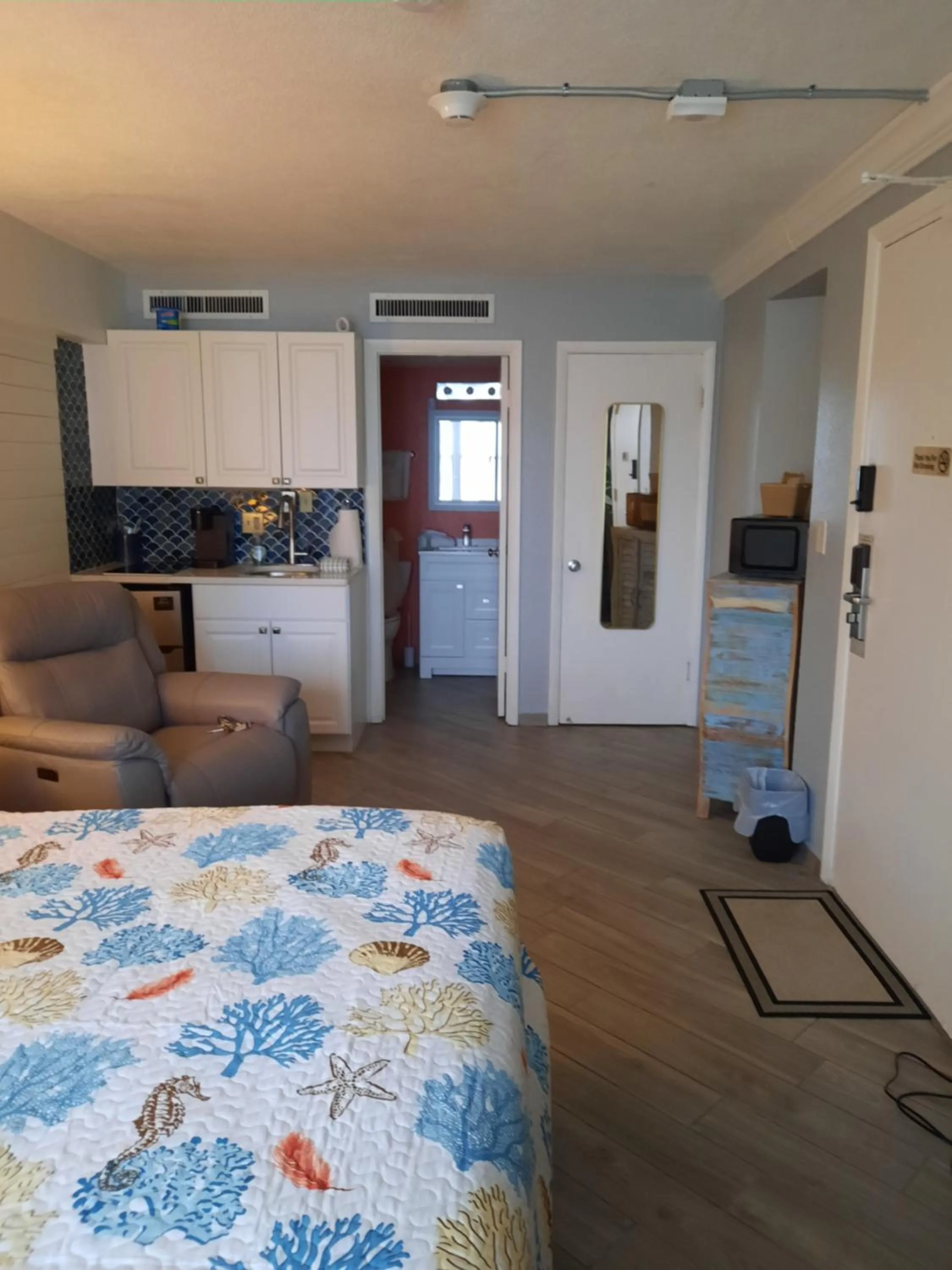 Bed in Daytona Beach Hawaiian Inn