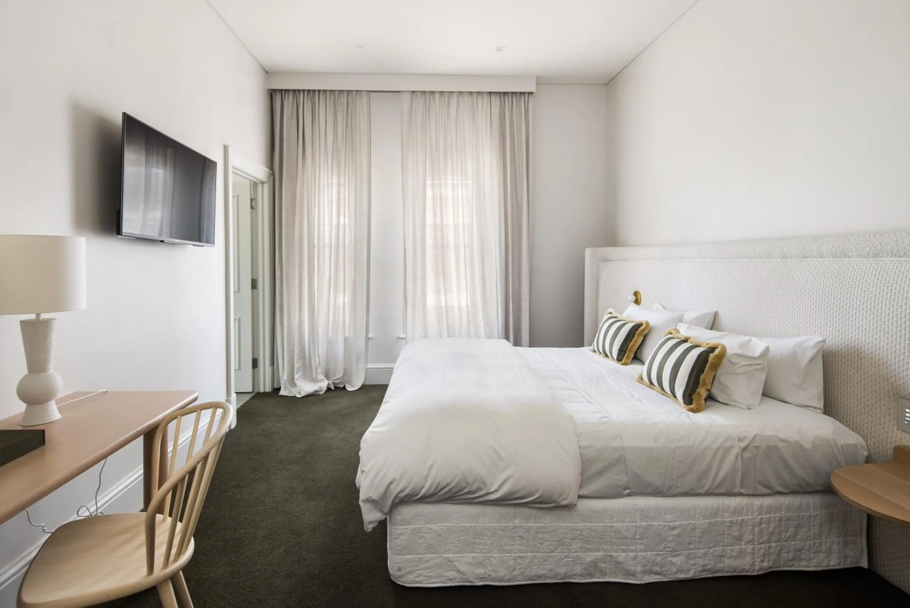 Bed in The Stirling Hotel