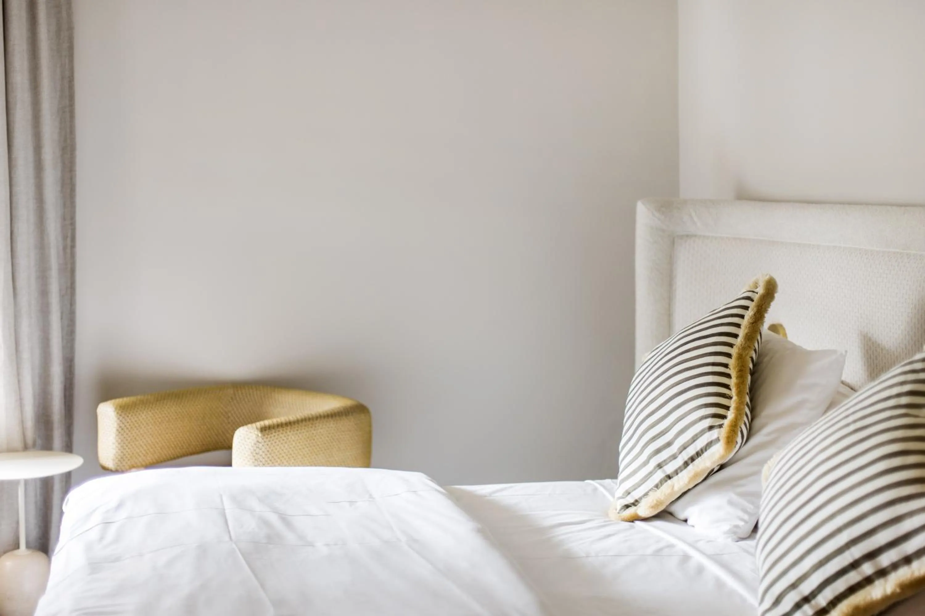 Bed in The Stirling Hotel