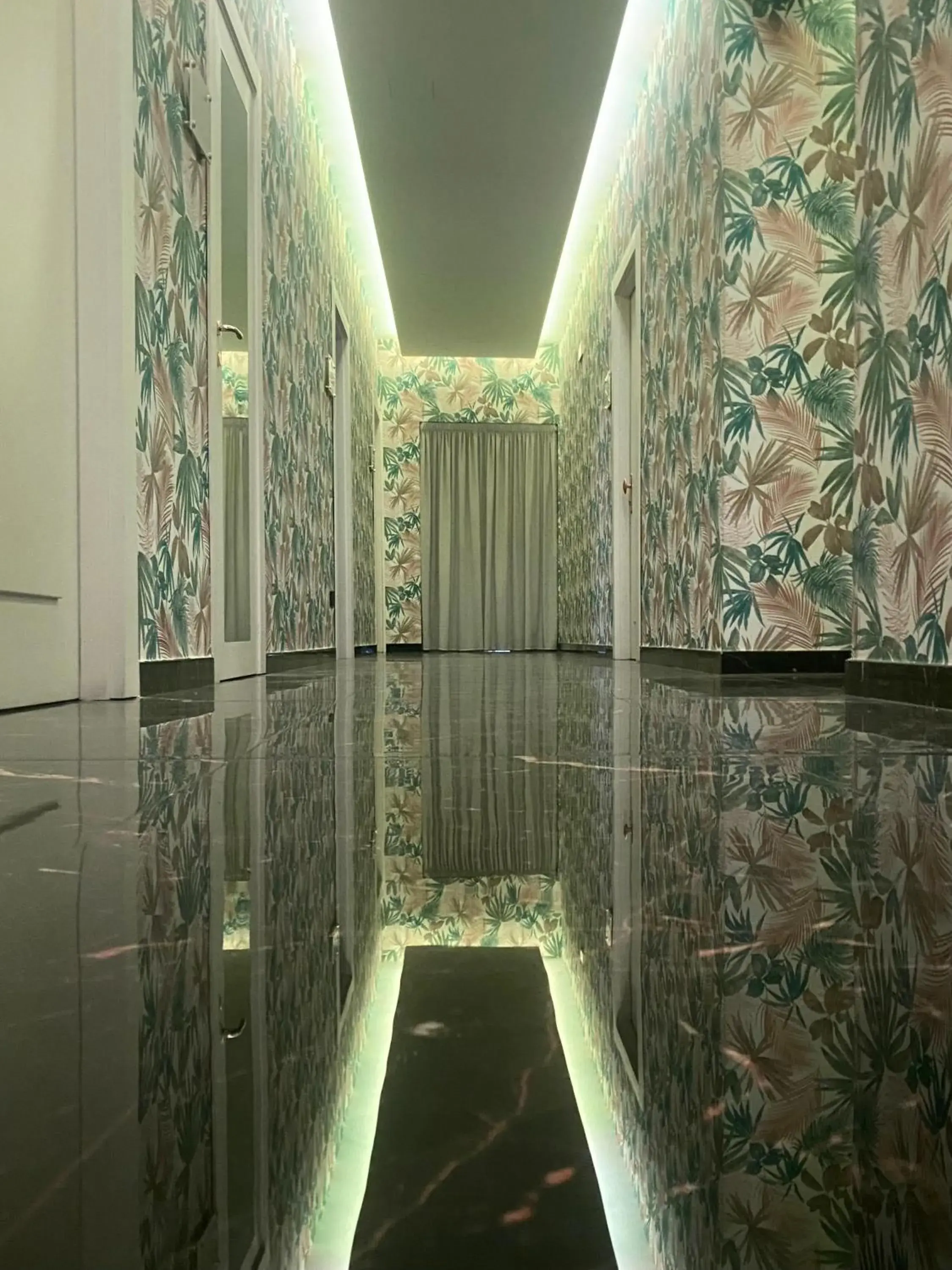 Deluxe Suite with Spa Bath in Hotel Max Deluxe Suite with Spa Bath in Hotel Max