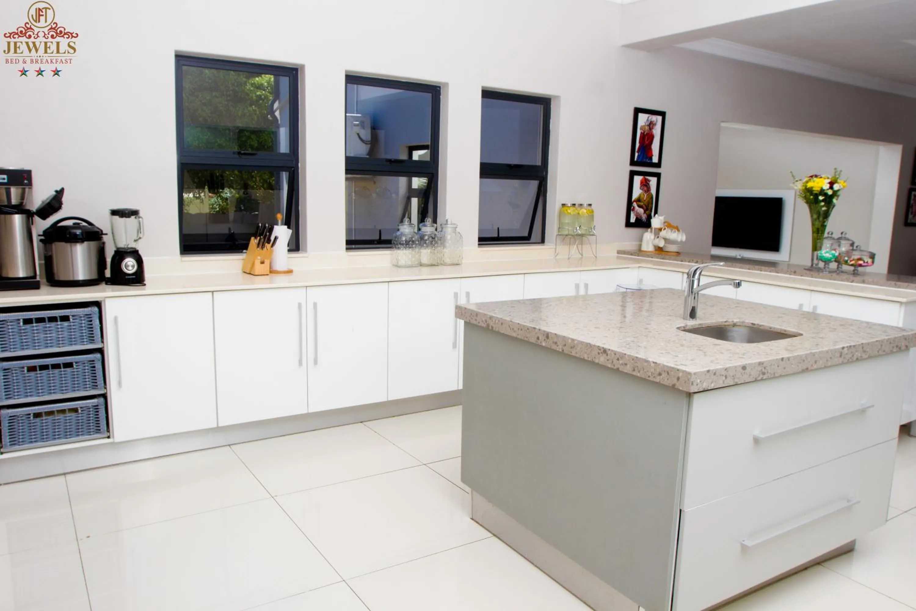 Kitchen or kitchenette in JFT Jewels Guest House