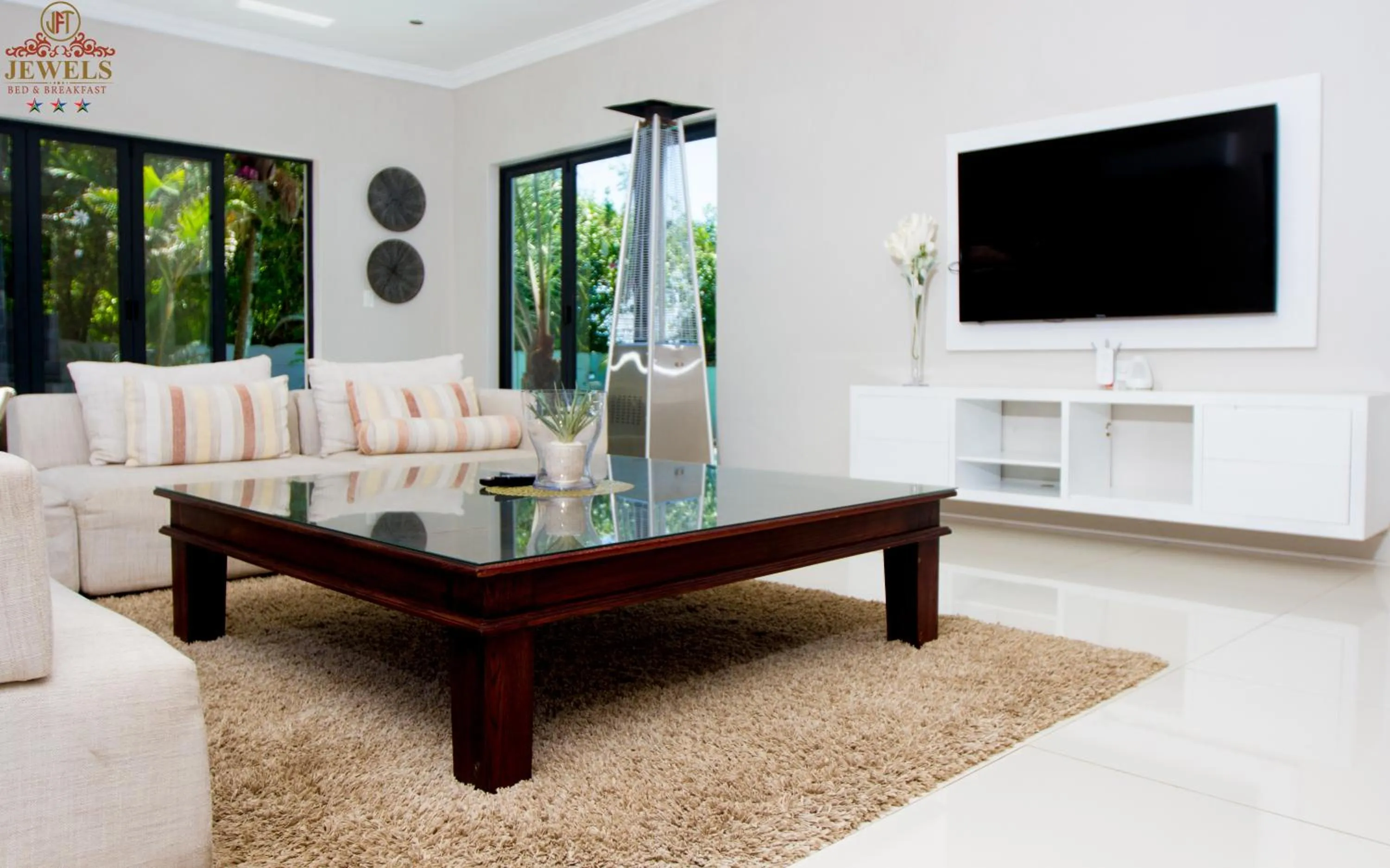 Communal lounge/ TV room in JFT Jewels Guest House