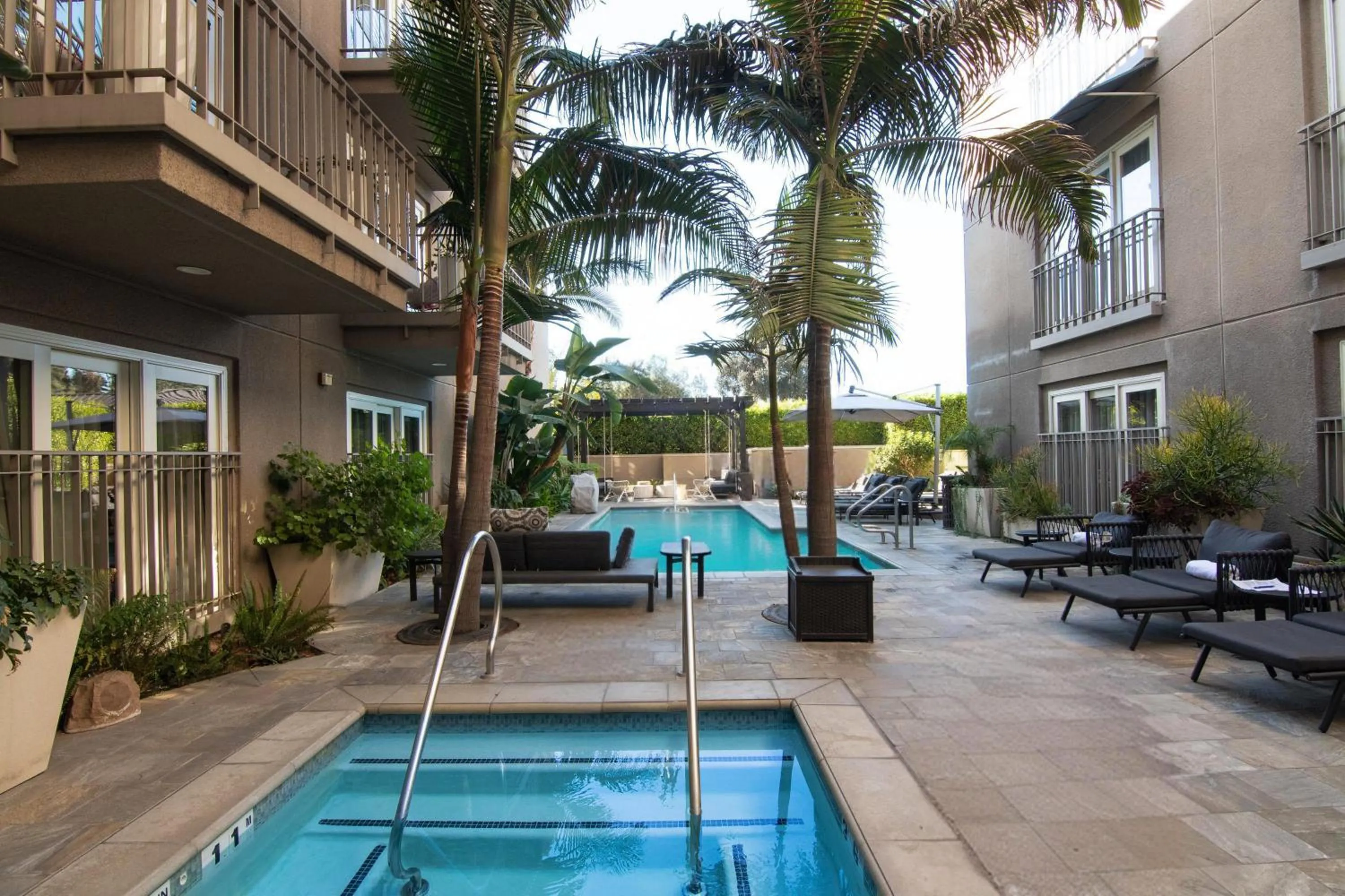 Hot Tub in Hotel Amarano Burbank-Hollywood