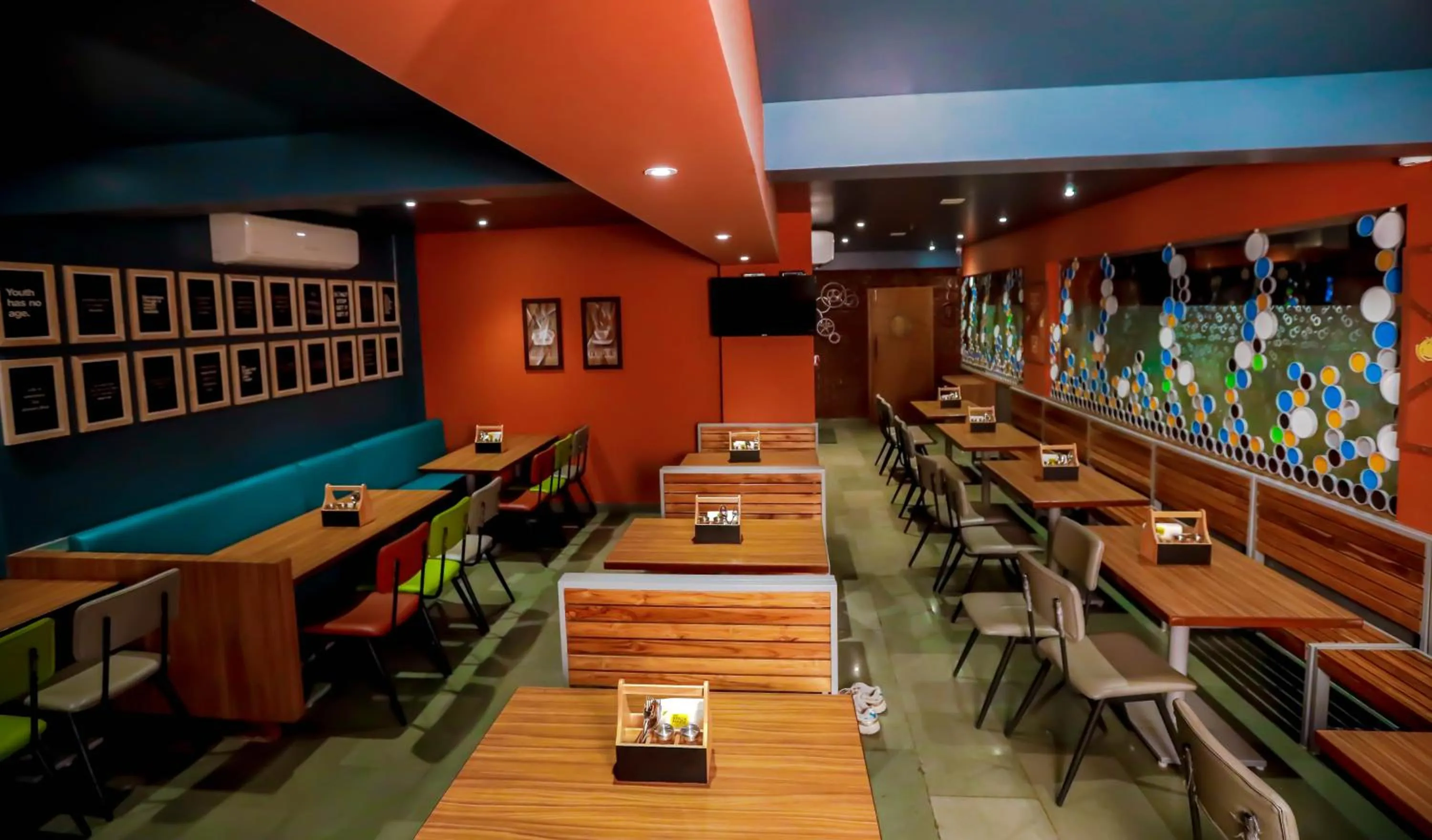 Restaurant/places to eat in Hotel Imperial