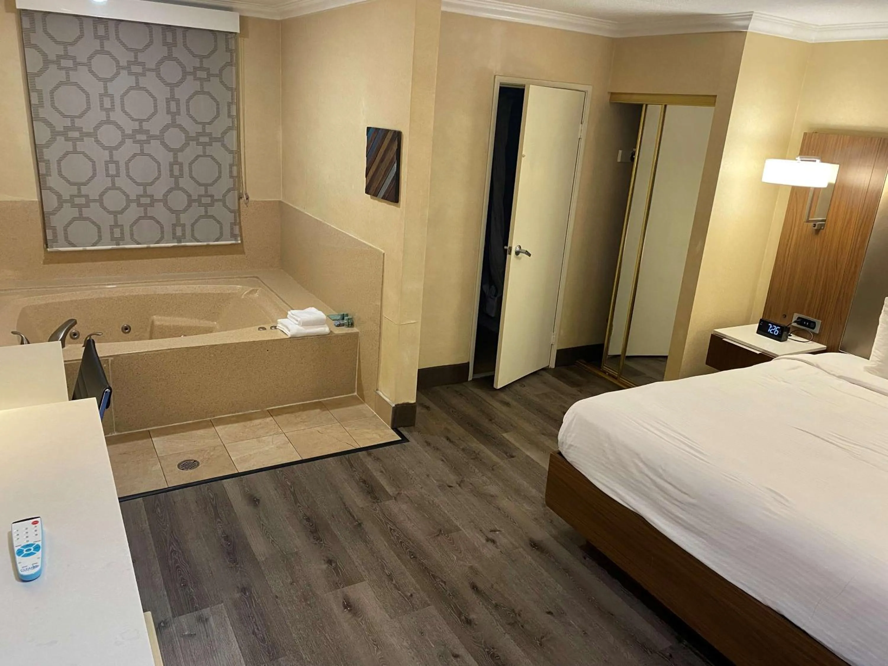 Bedroom, Bed in Best Western Hollywood Plaza Inn Hotel - Hollywood Walk of Fame LA