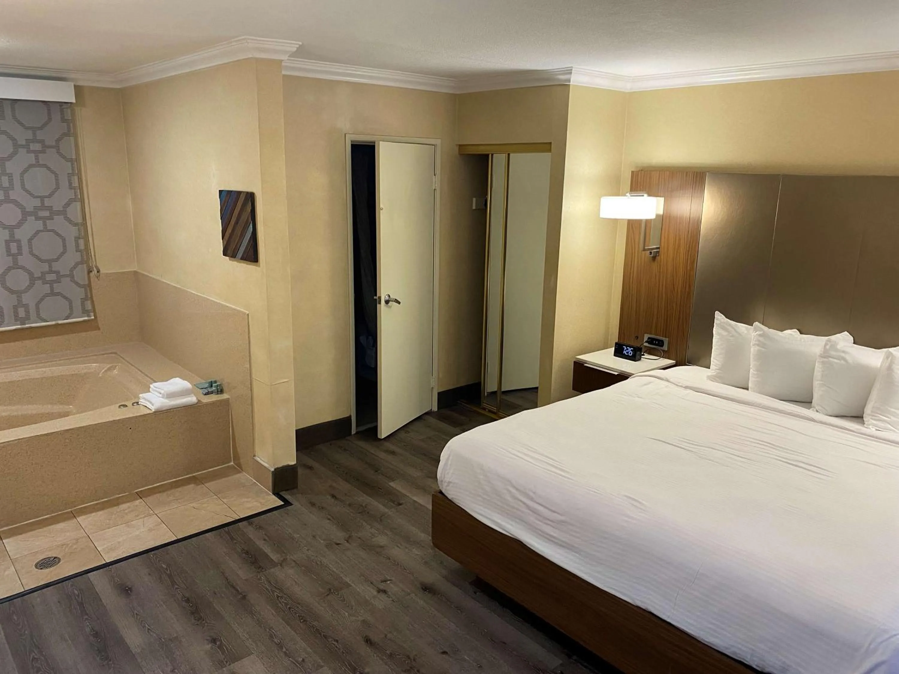 Bedroom, Bed in Best Western Hollywood Plaza Inn Hotel - Hollywood Walk of Fame LA