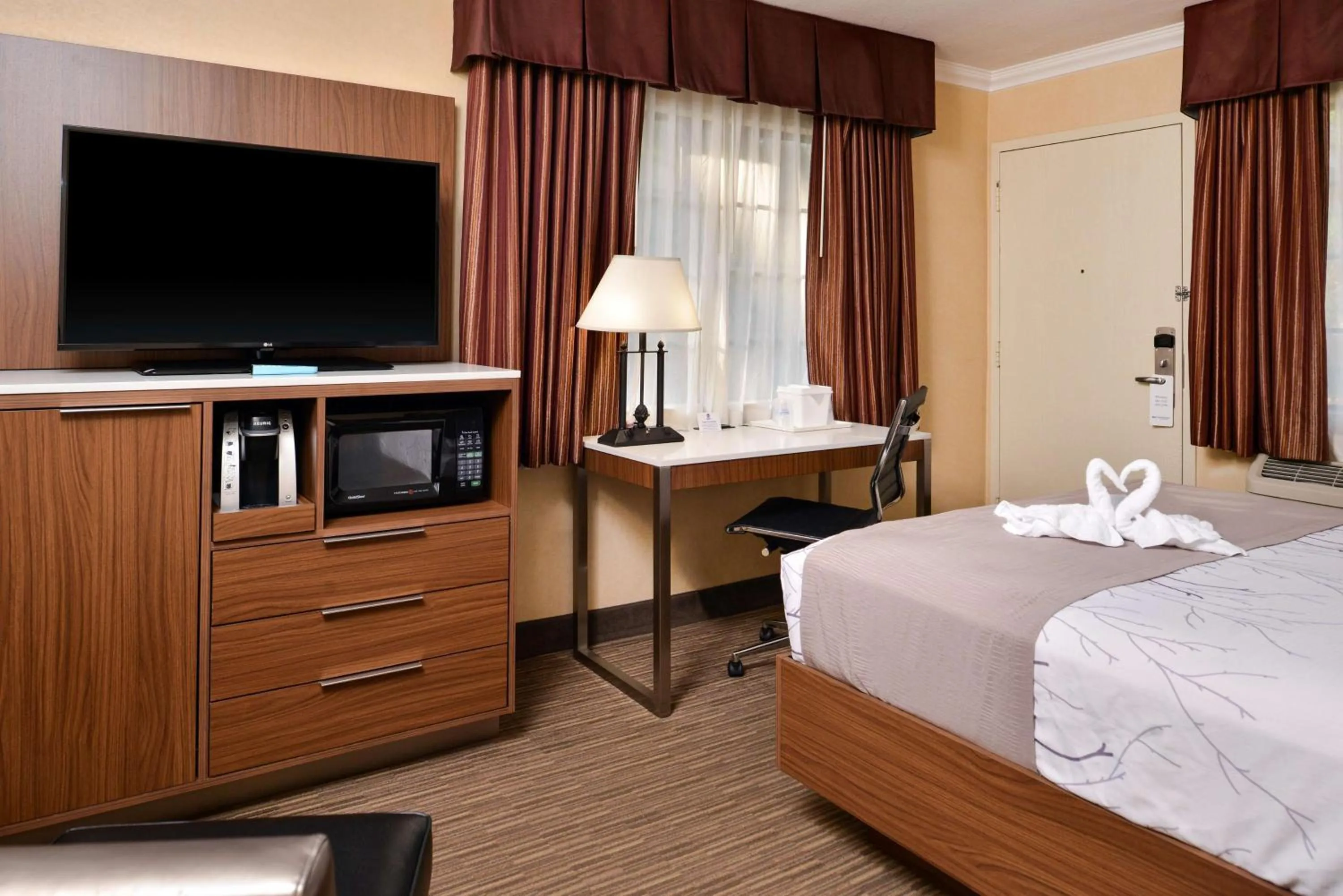 Photo of the whole room, Bed in Best Western Hollywood Plaza Inn Hotel - Hollywood Walk of Fame LA