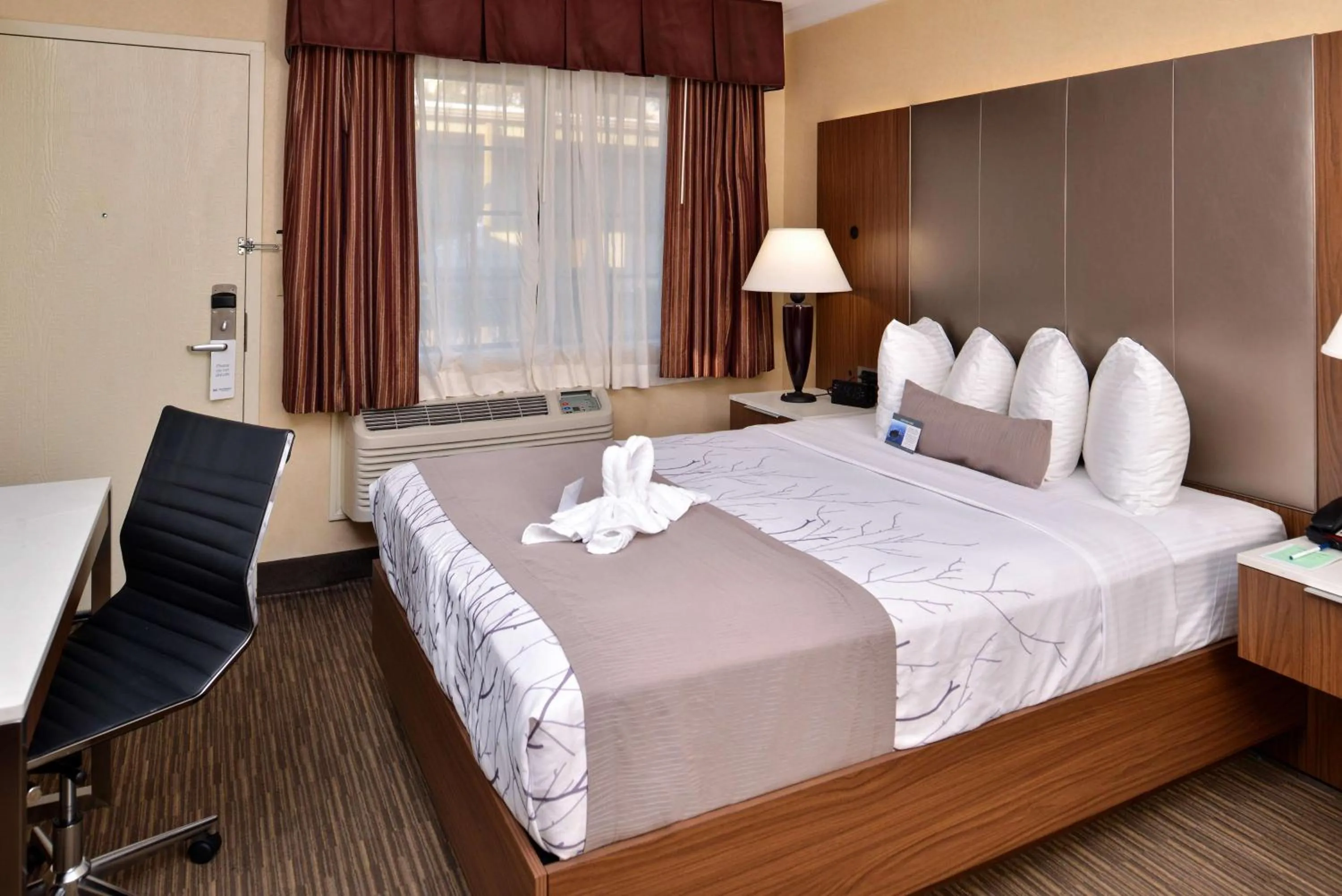 Photo of the whole room, Bed in Best Western Hollywood Plaza Inn Hotel - Hollywood Walk of Fame LA