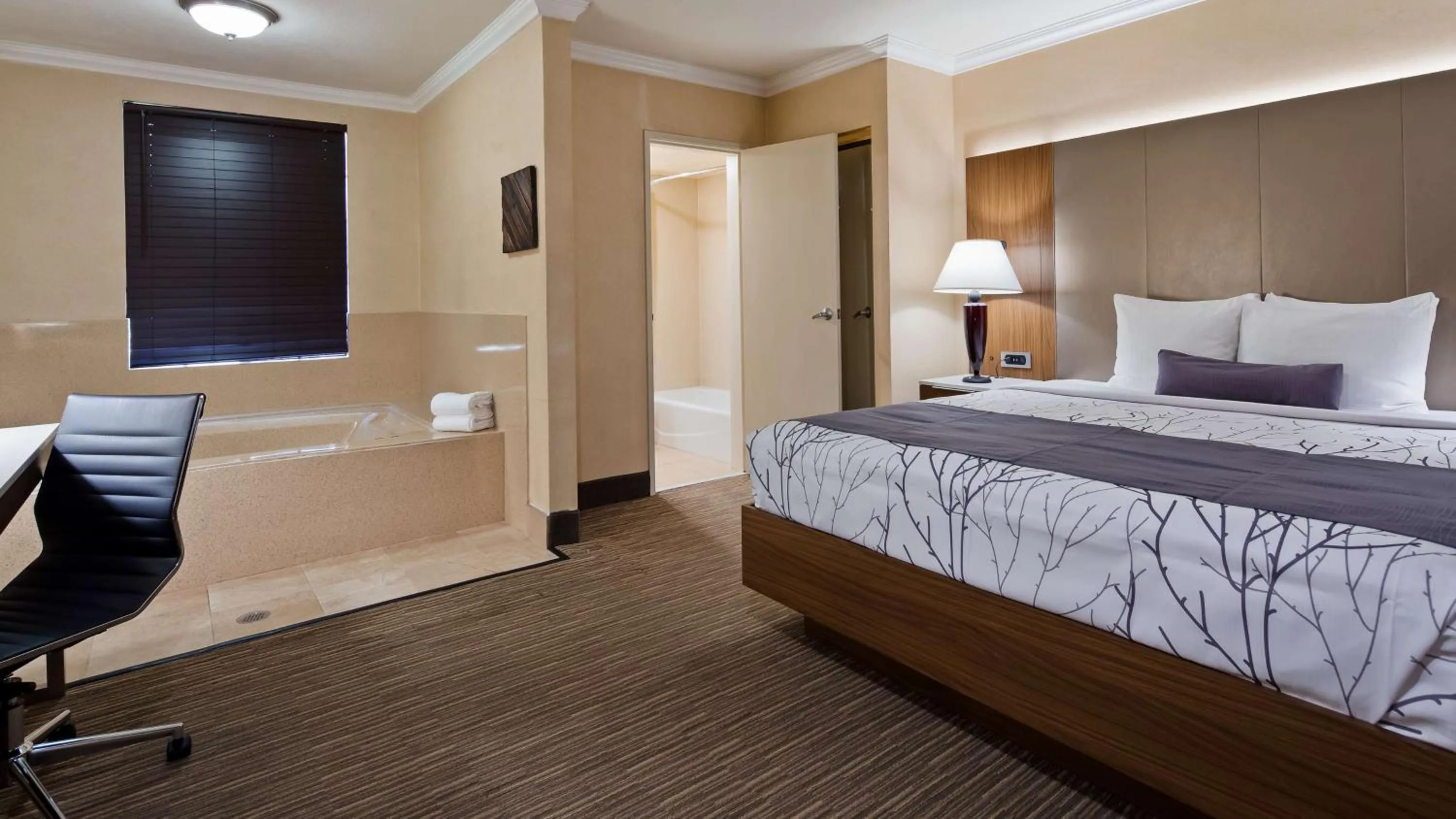 Photo of the whole room, Bed in Best Western Hollywood Plaza Inn Hotel - Hollywood Walk of Fame LA