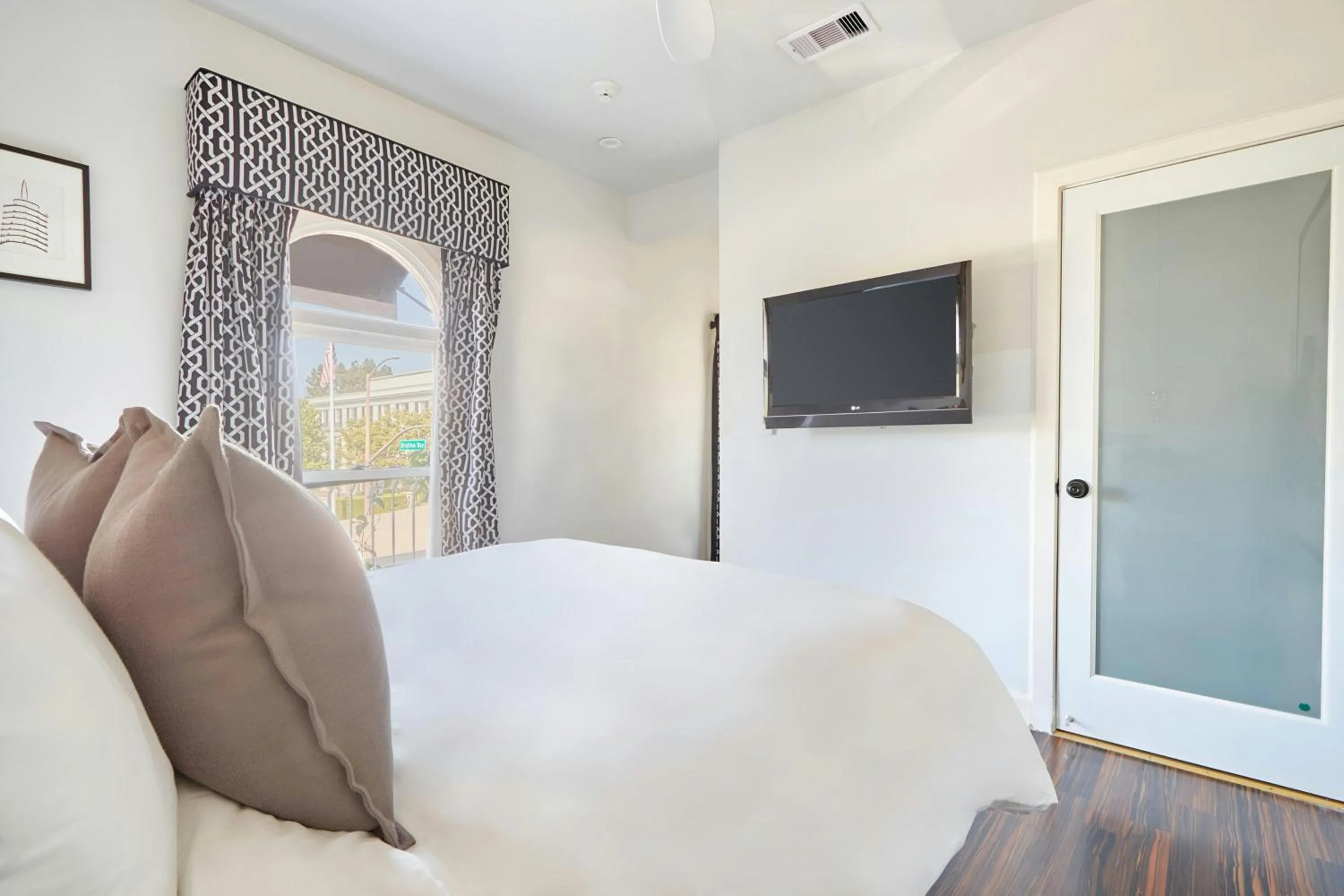 Bedroom, Bed in The Crescent Hotel Beverly Hills, Sonder by Marriott Bonvoy