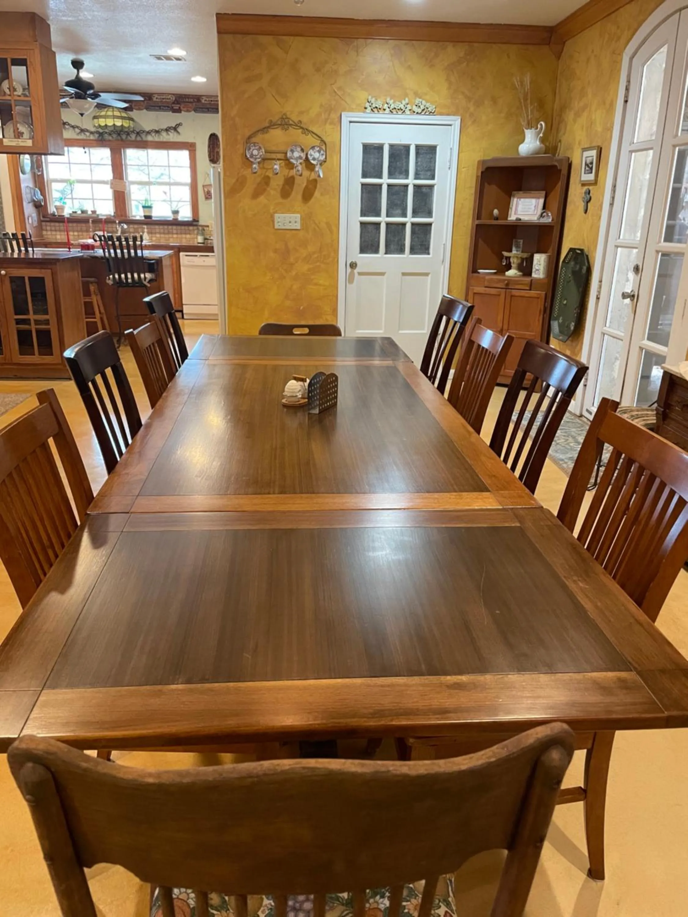 Dining area in Grandview House on Hamilton Creek
