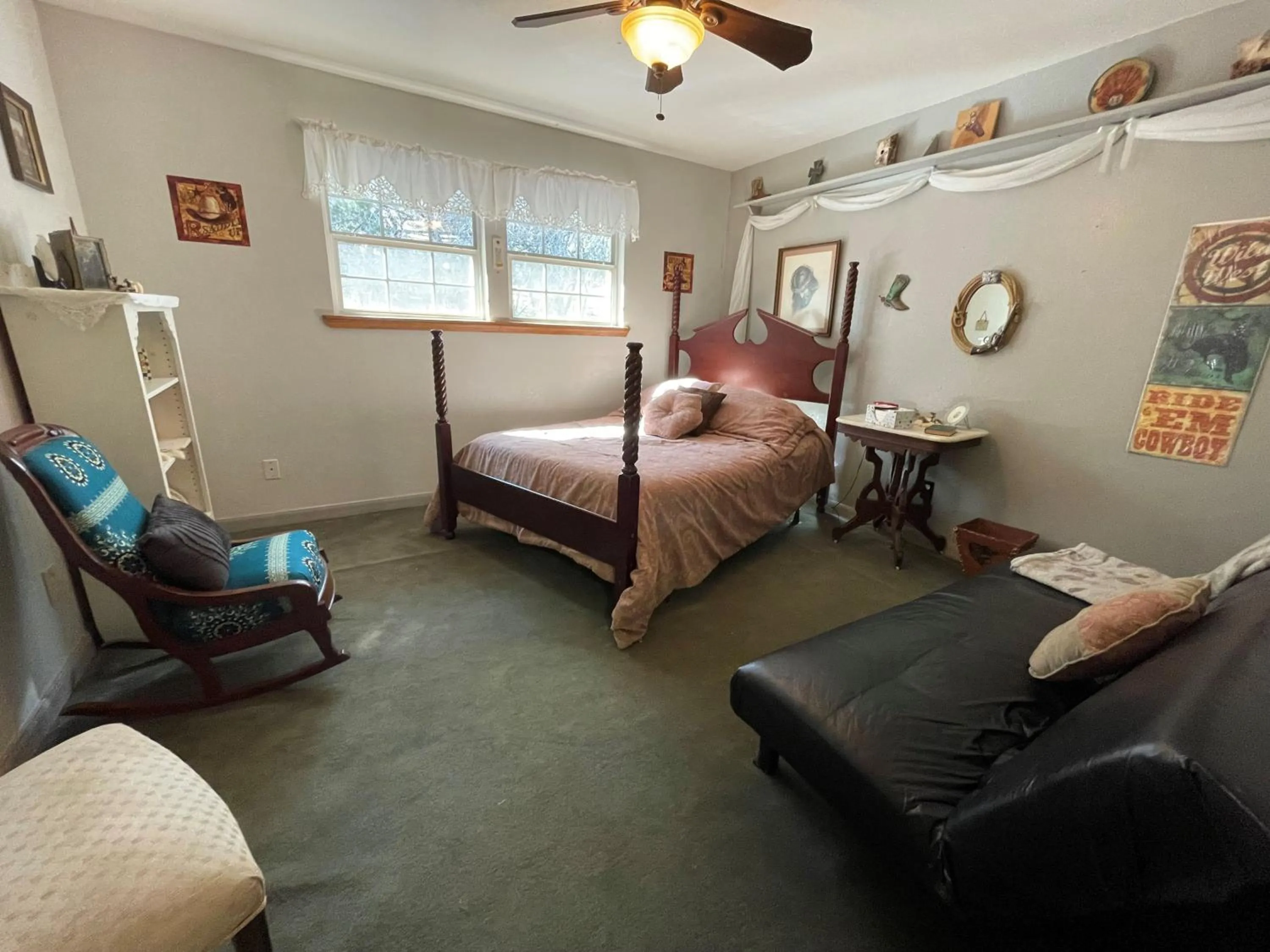 Bed in Grandview House on Hamilton Creek