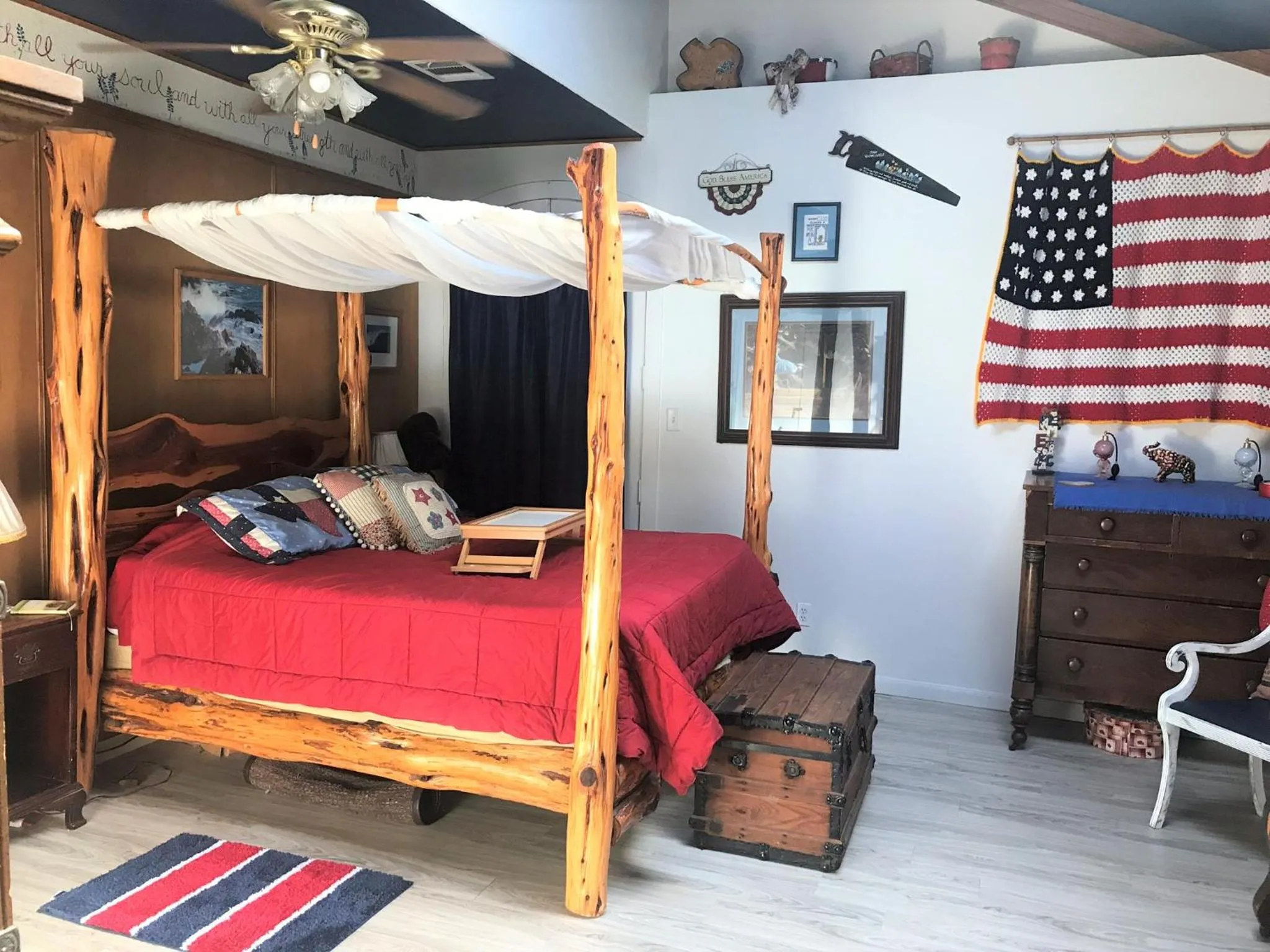 Bed in Grandview House on Hamilton Creek