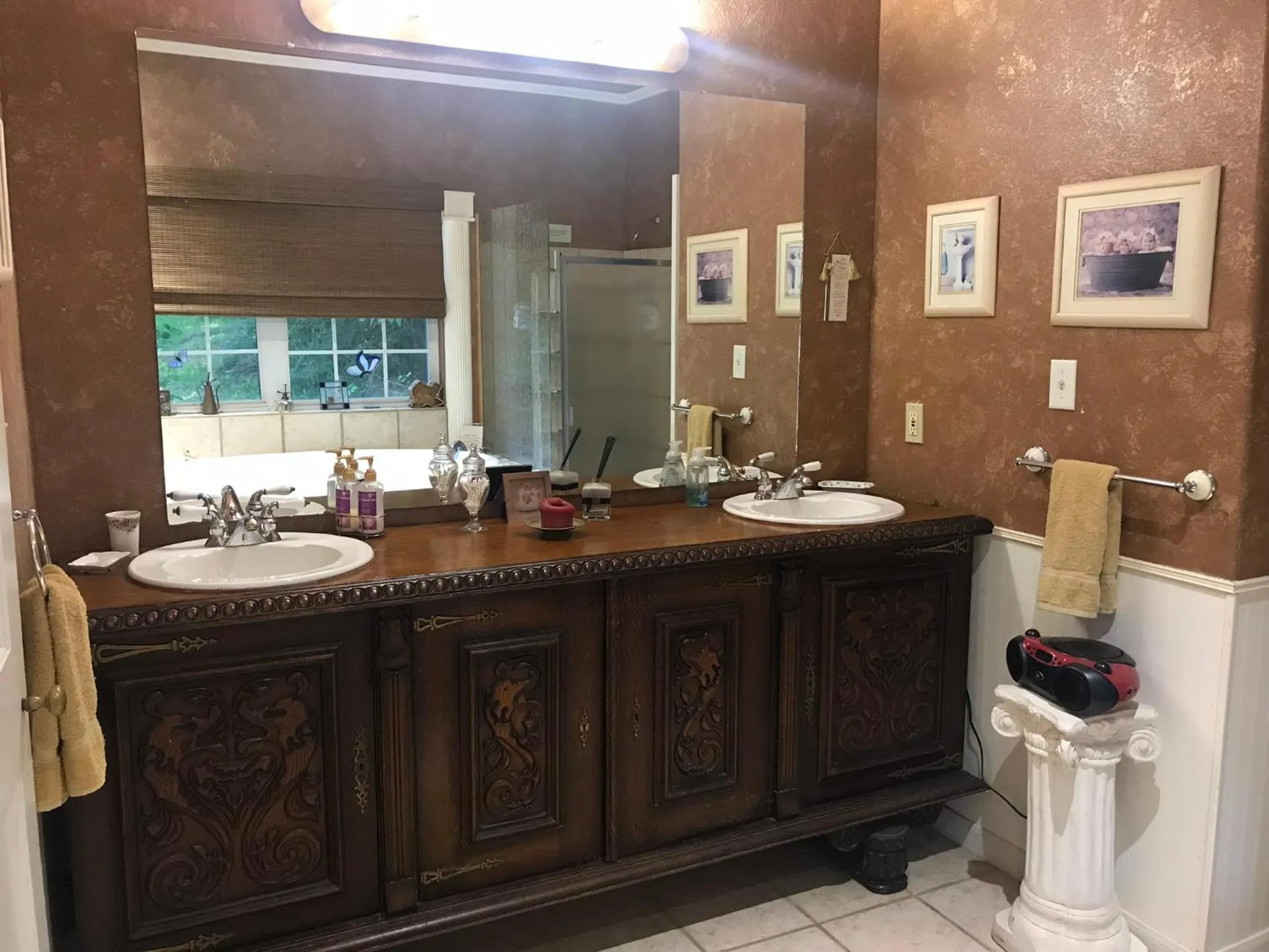 Bathroom in Grandview House on Hamilton Creek
