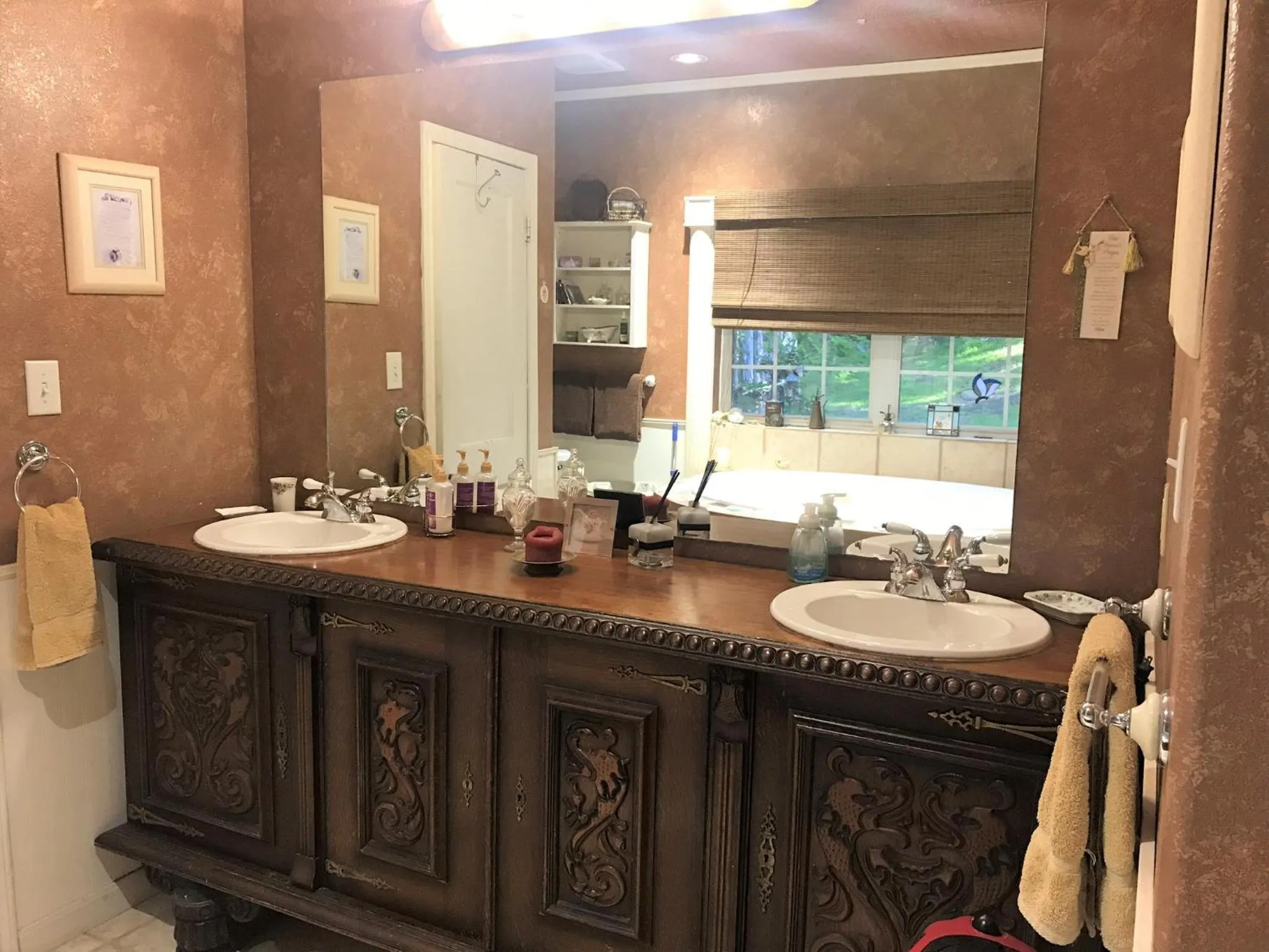 Bathroom in Grandview House on Hamilton Creek