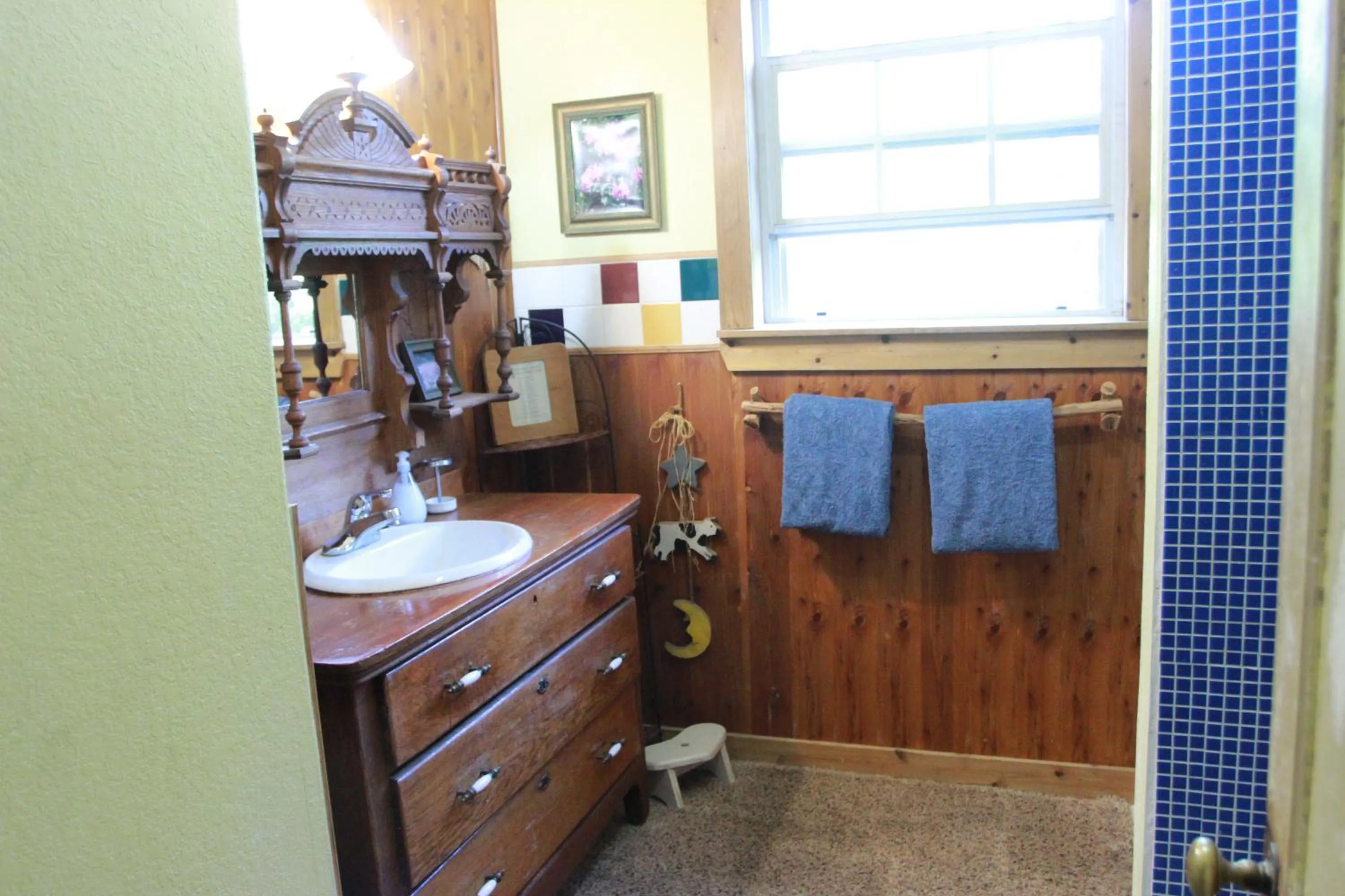 Bathroom in Grandview House on Hamilton Creek