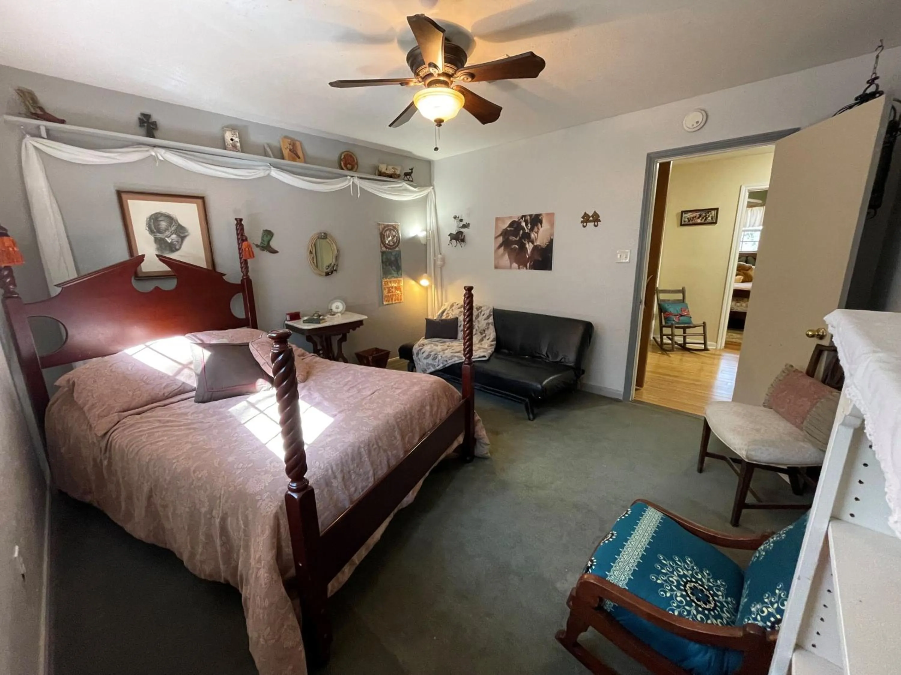 Bed in Grandview House on Hamilton Creek