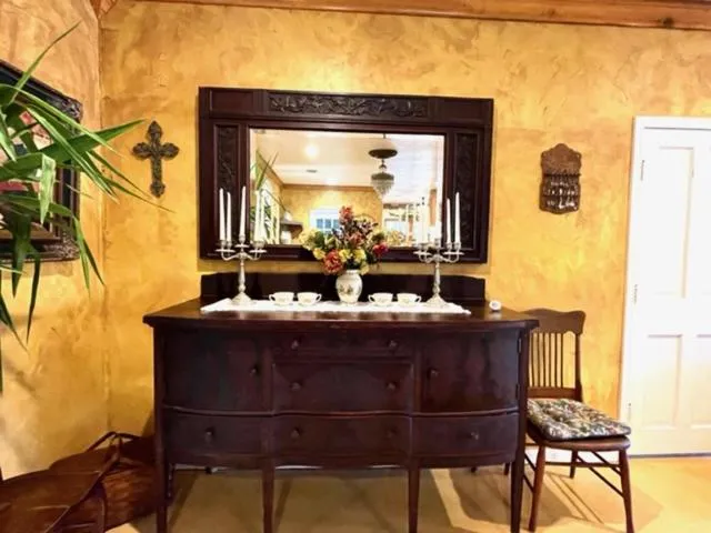 hair dresser in Grandview House on Hamilton Creek