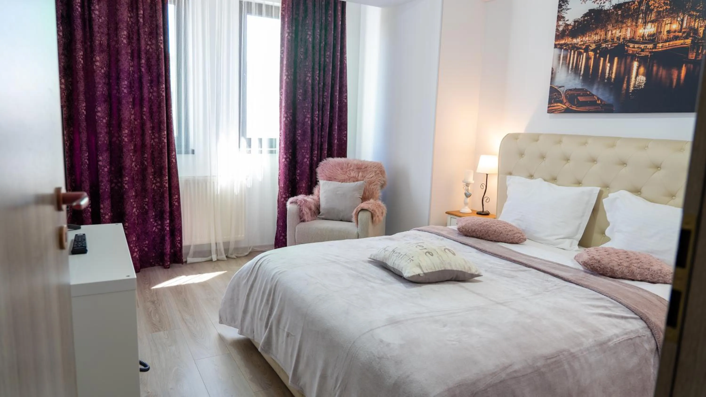 Bedroom, Bed in Avenue Parliament Old Town - Avenue Hotels