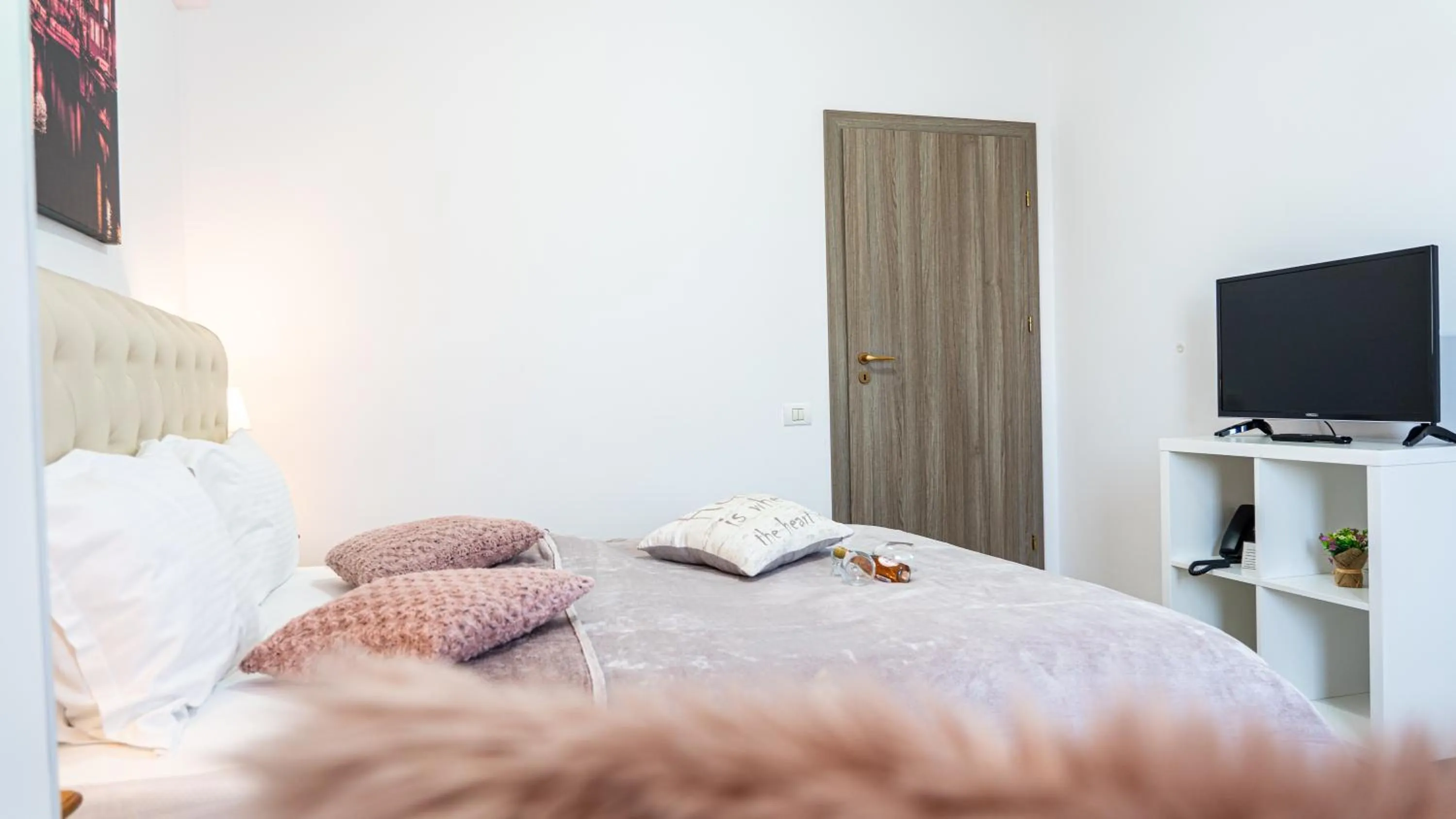 Decorative detail, Bed in Avenue Parliament Old Town - Avenue Hotels