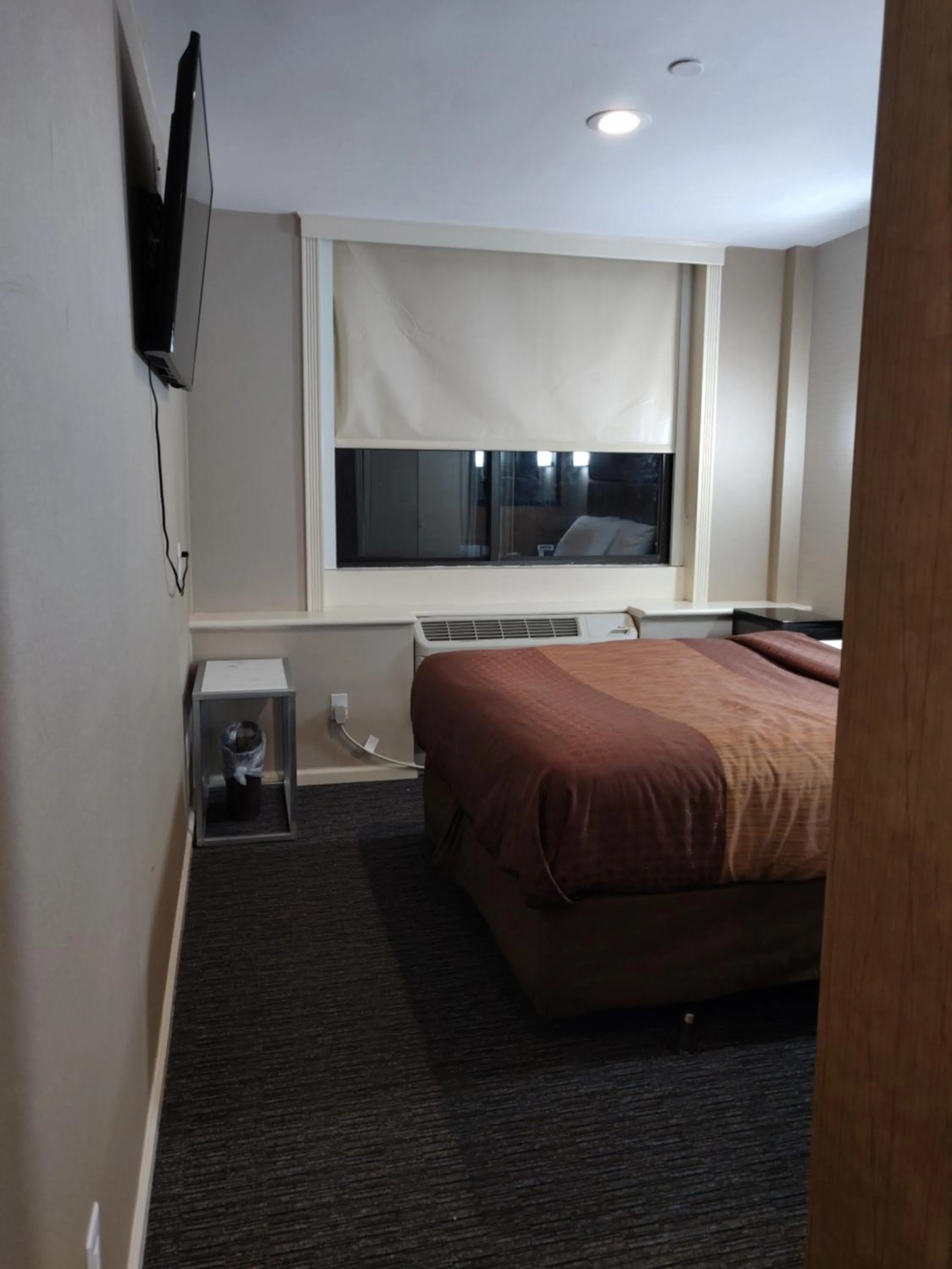 Photo of the whole room, Bed in Hotel Key