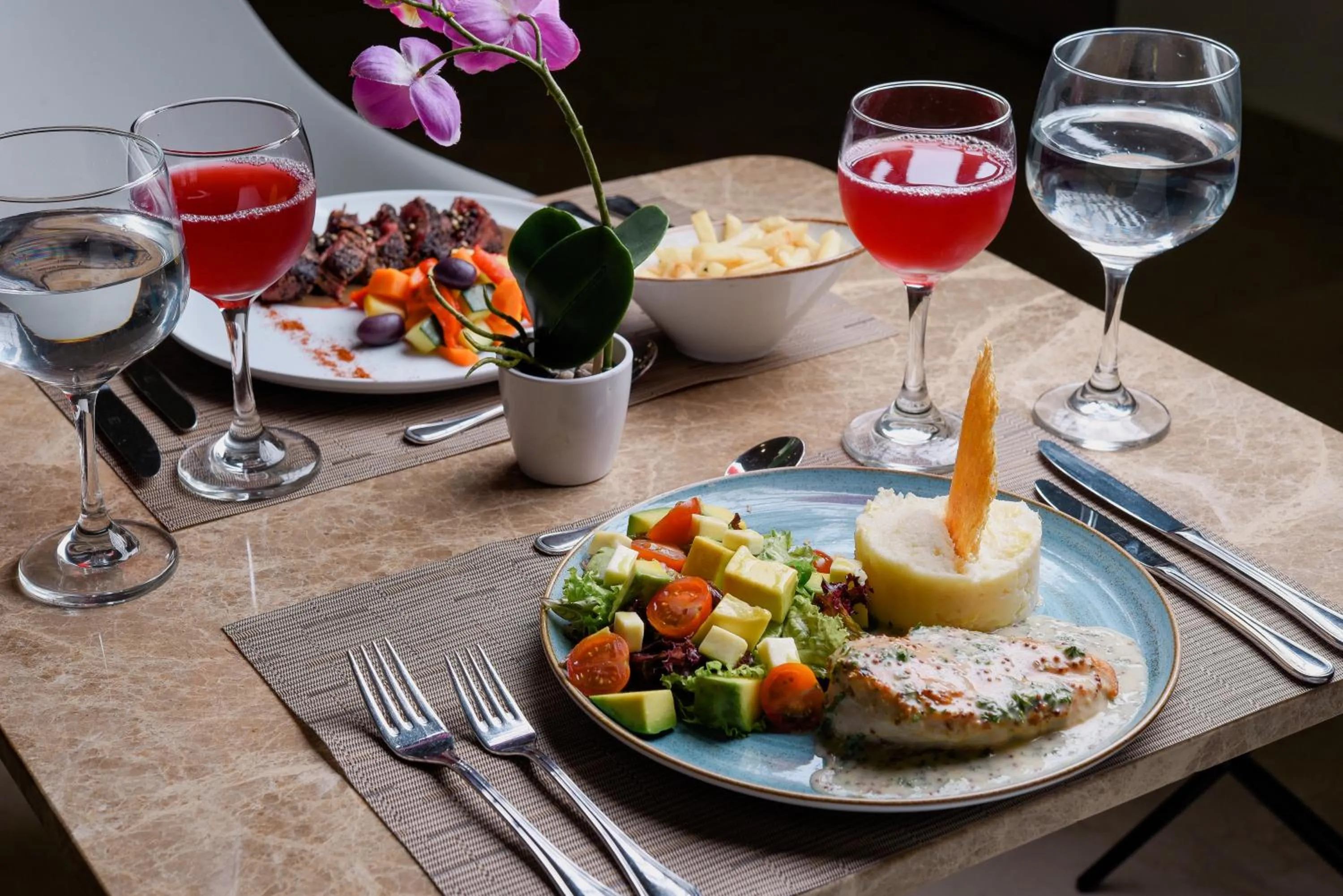 Food and drinks in Hotel Dorado Plaza Alto Prado