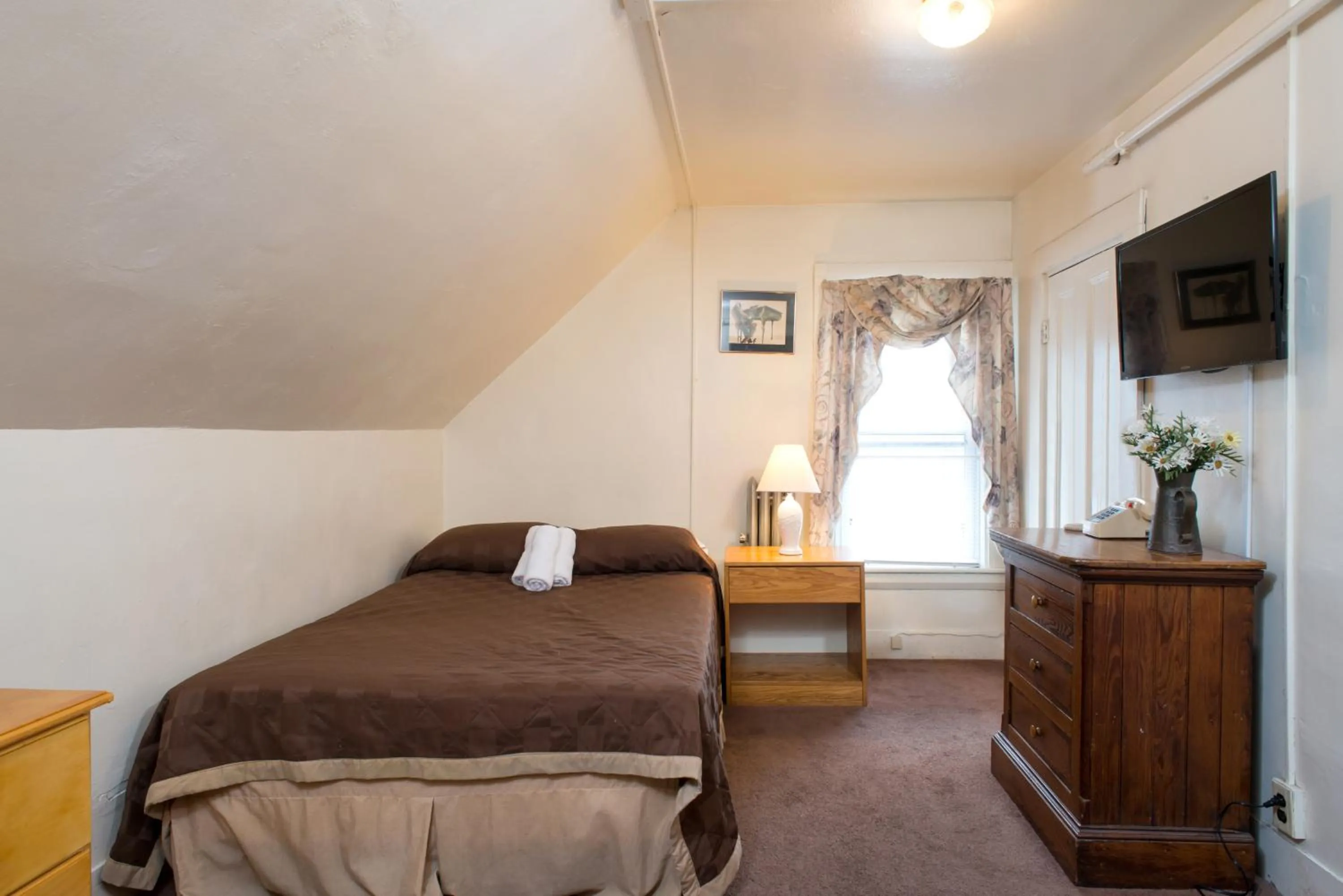 Bed in The Farrington Inn