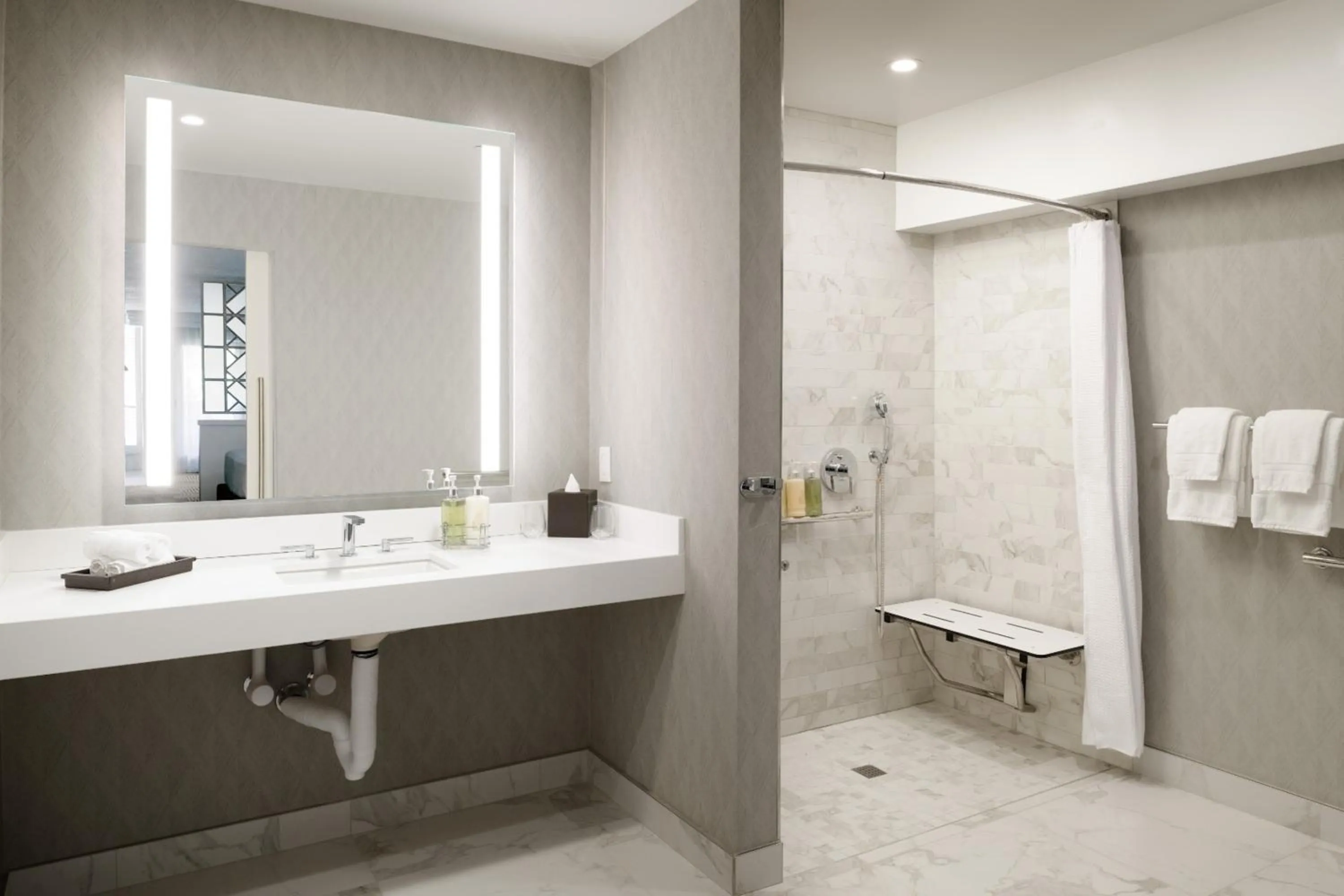 Shower in Le Parc at Melrose