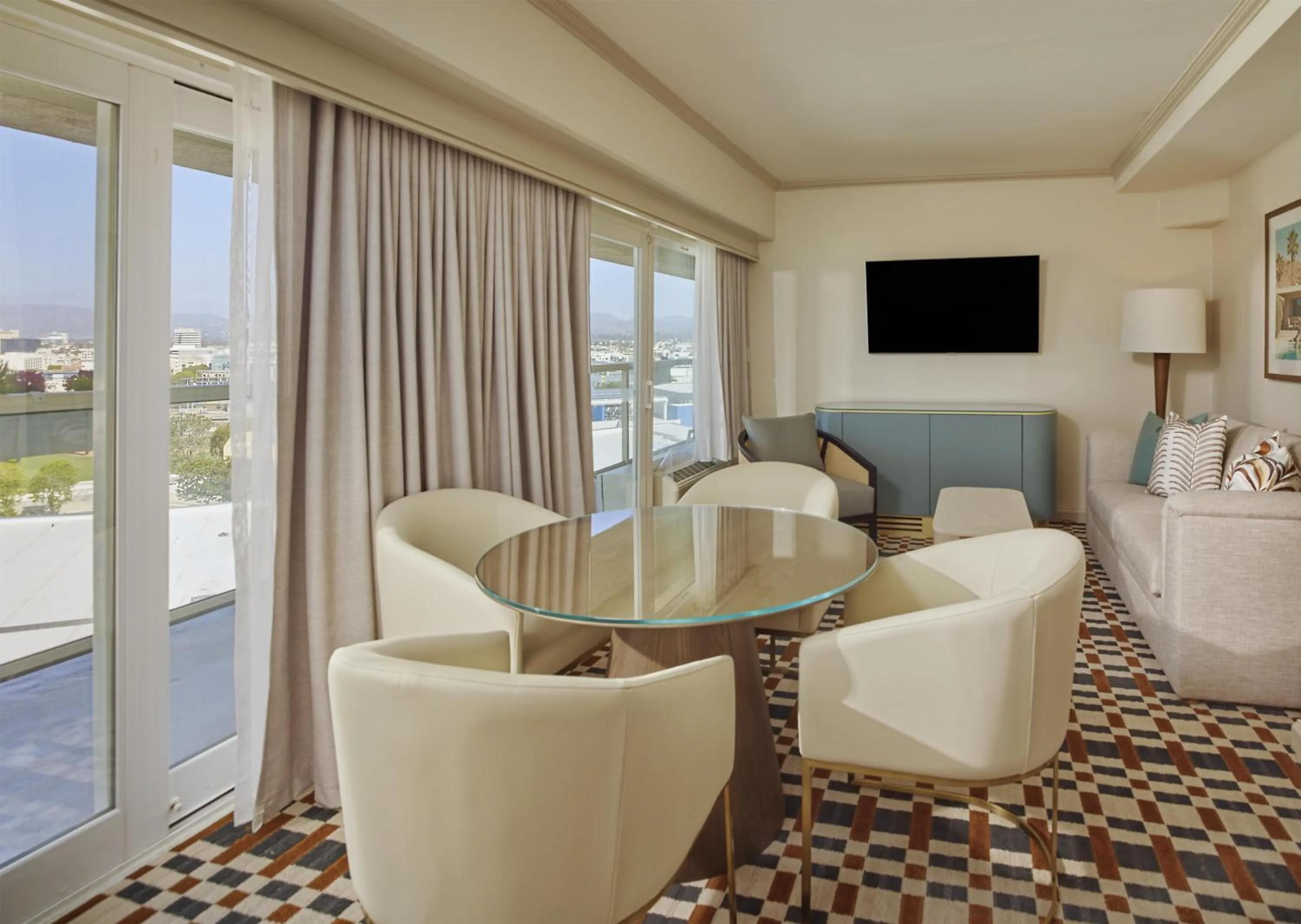 Communal lounge/ TV room in Hyatt Centric Delfina Santa Monica