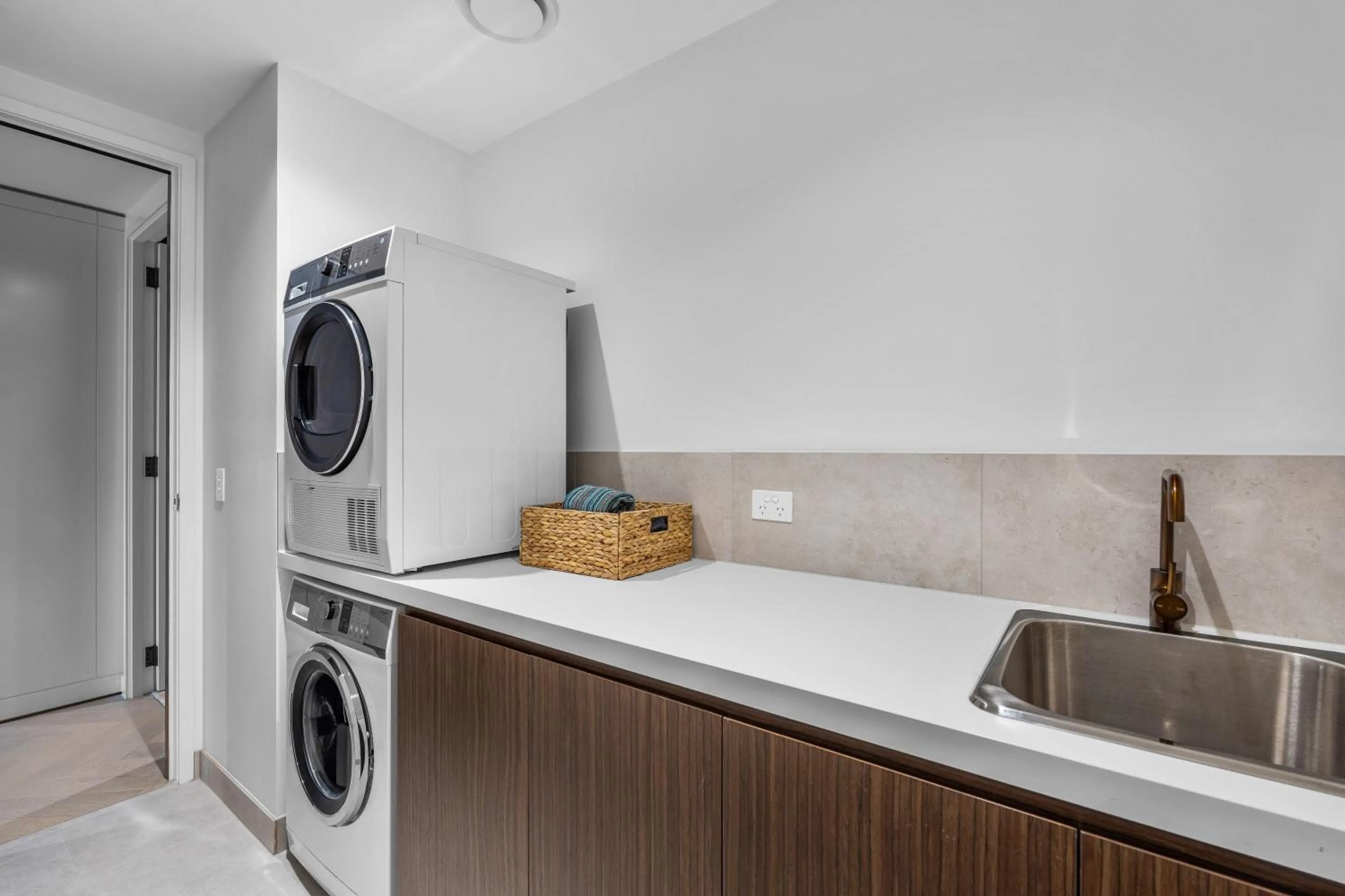 washing machine in Collins House Apartments by CLLIX