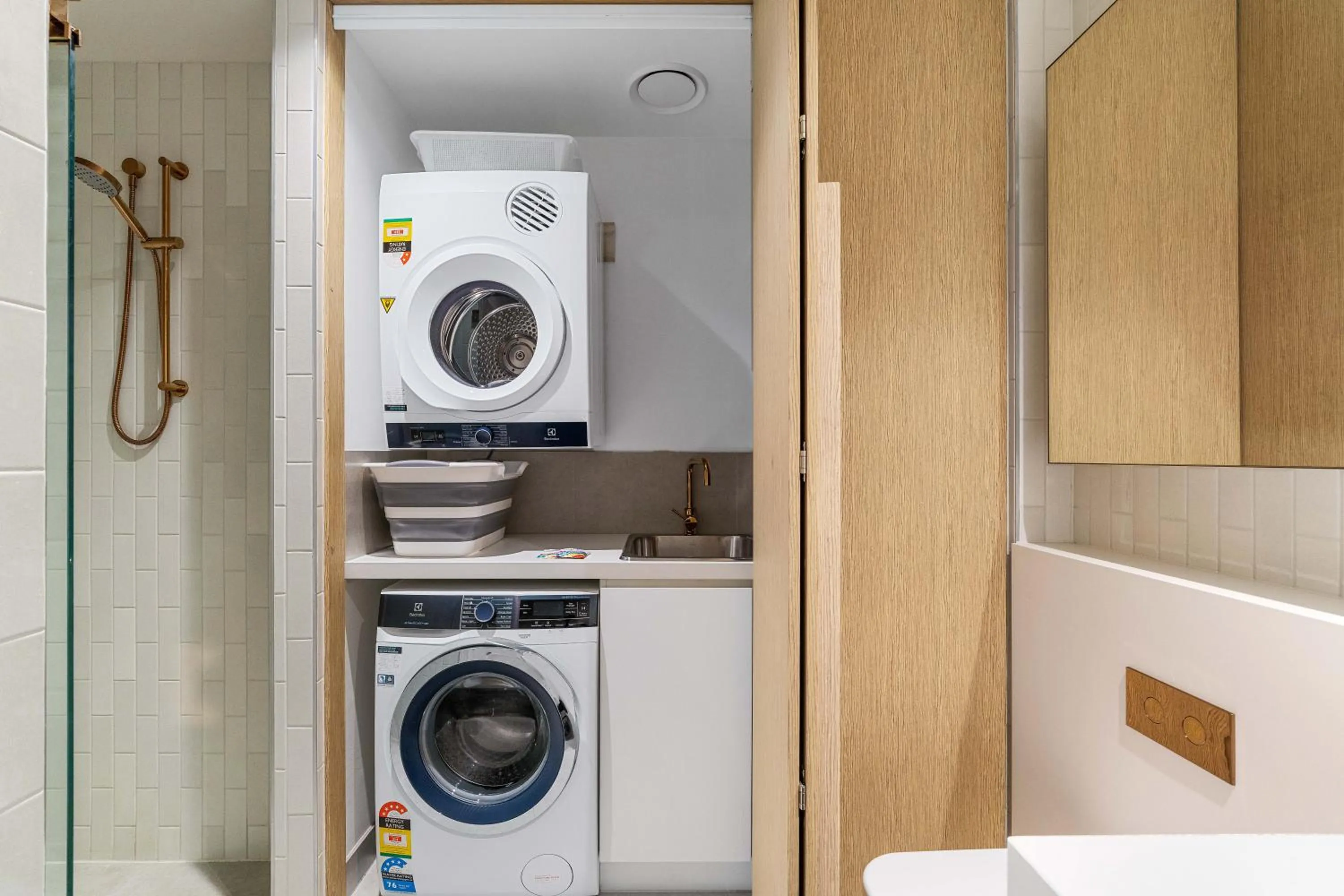 washing machine in Collins House Apartments by CLLIX