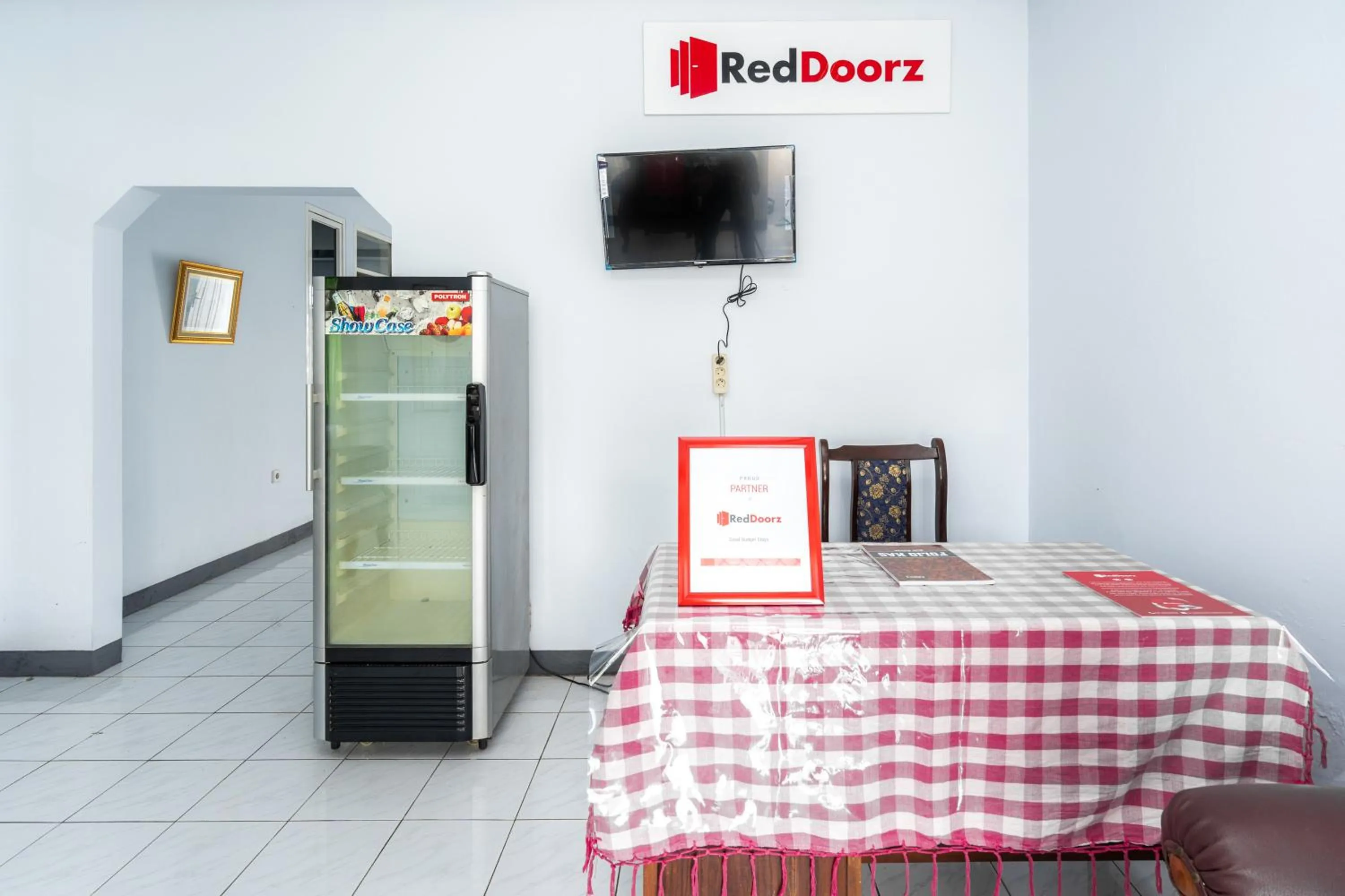 Lobby or reception, Bed in RedDoorz Syariah near RSUD Cimacan