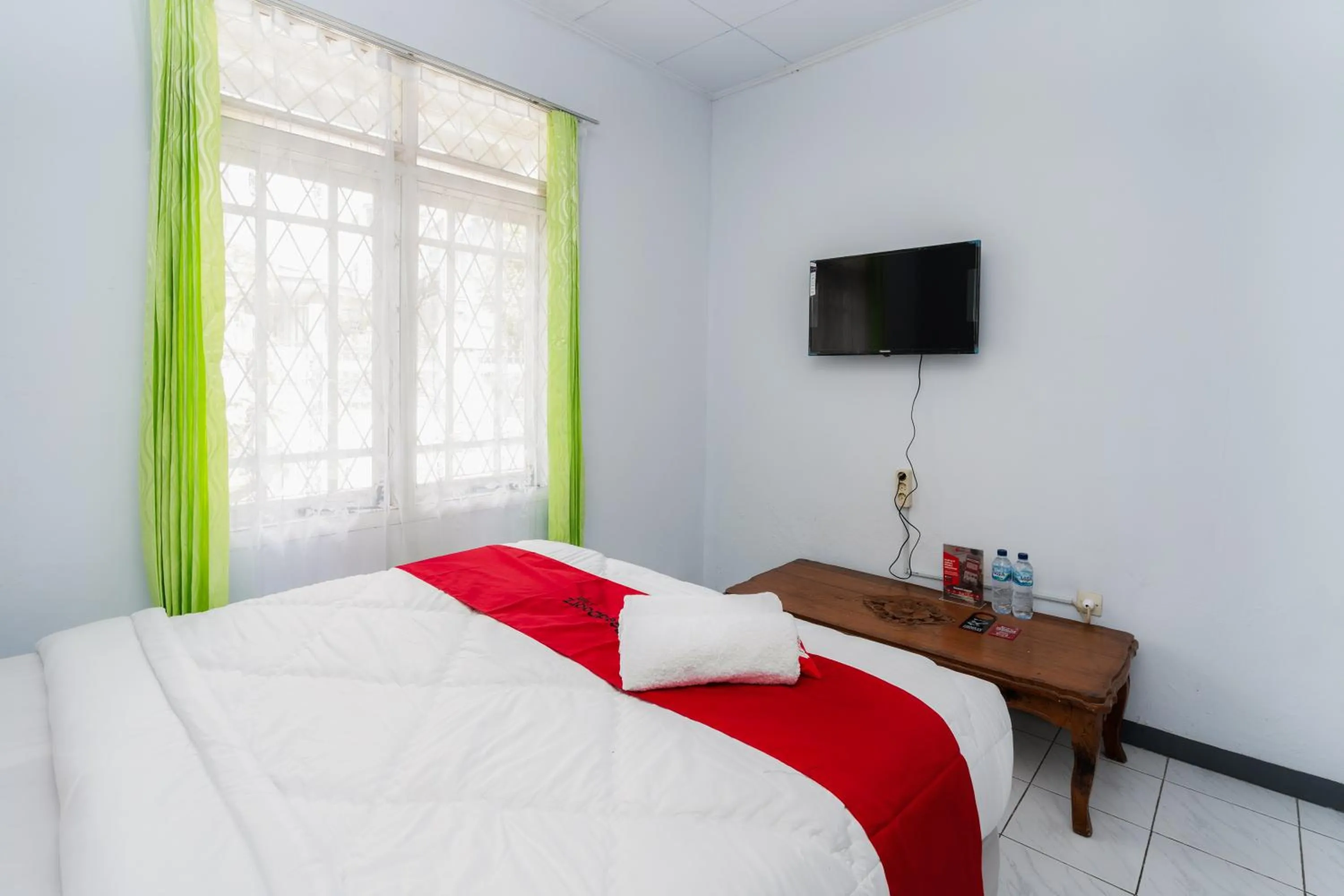 Bedroom, Bed in RedDoorz Syariah near RSUD Cimacan