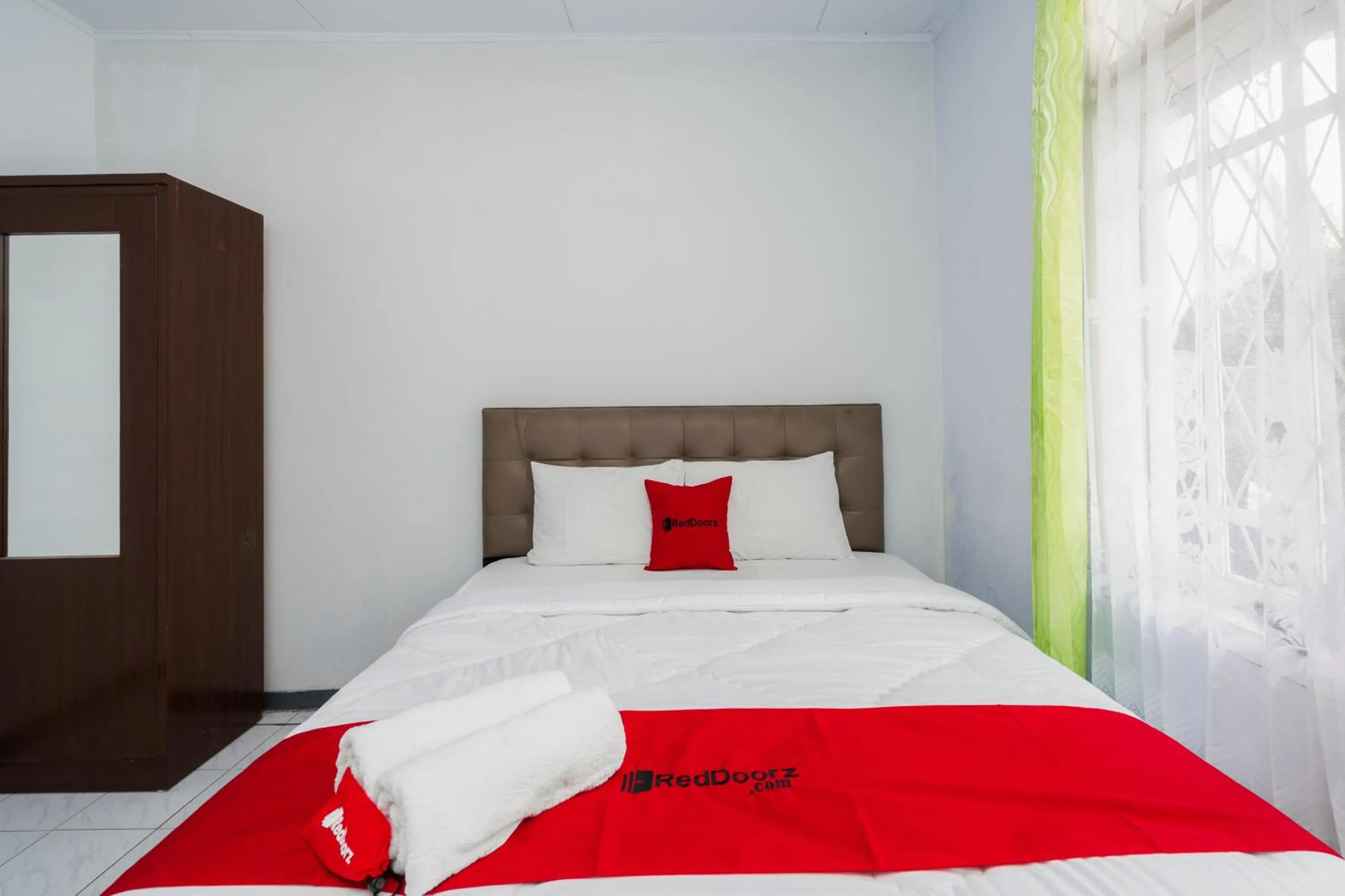 Photo of the whole room, Bed in RedDoorz Syariah near RSUD Cimacan