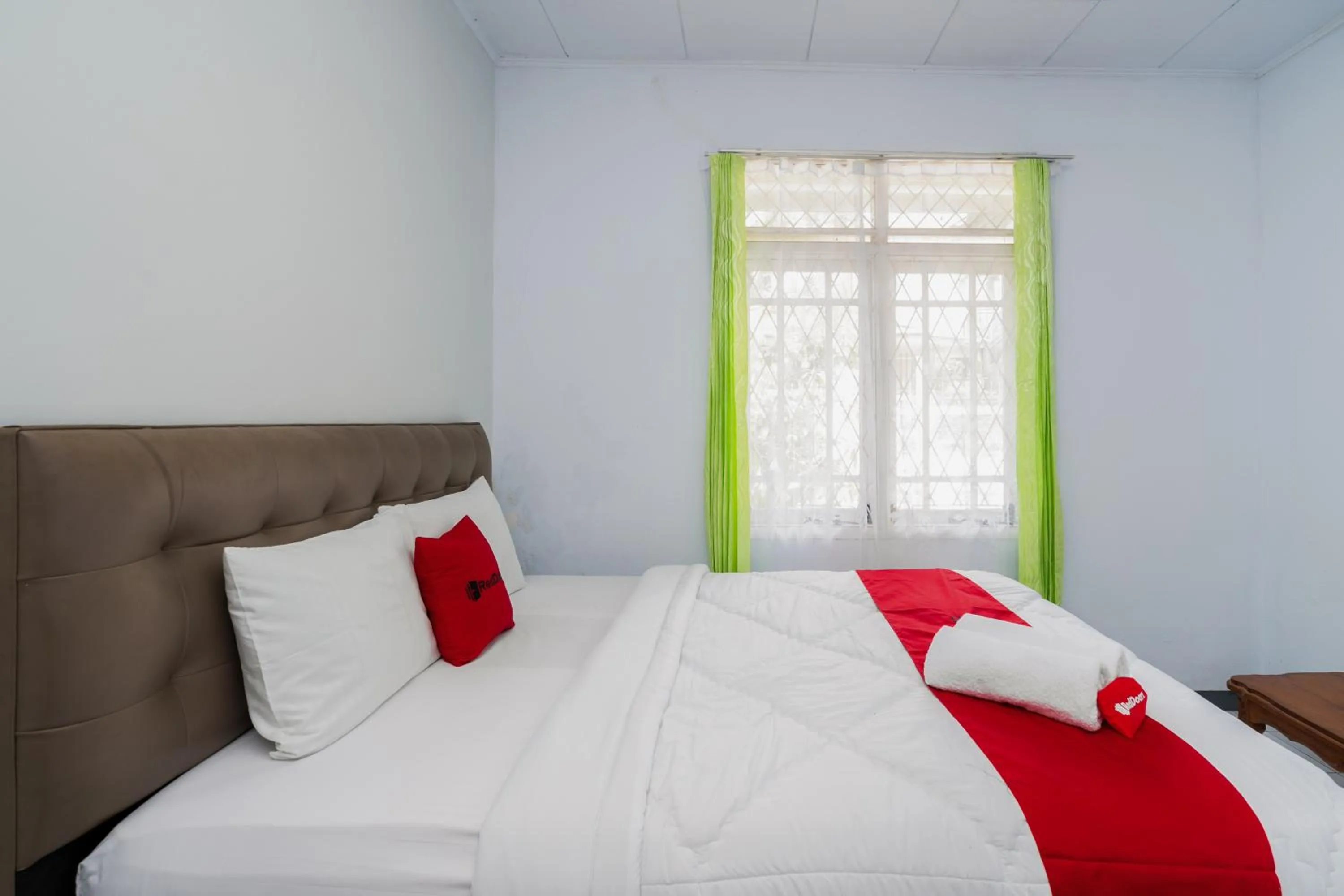 Bed in RedDoorz Syariah near RSUD Cimacan