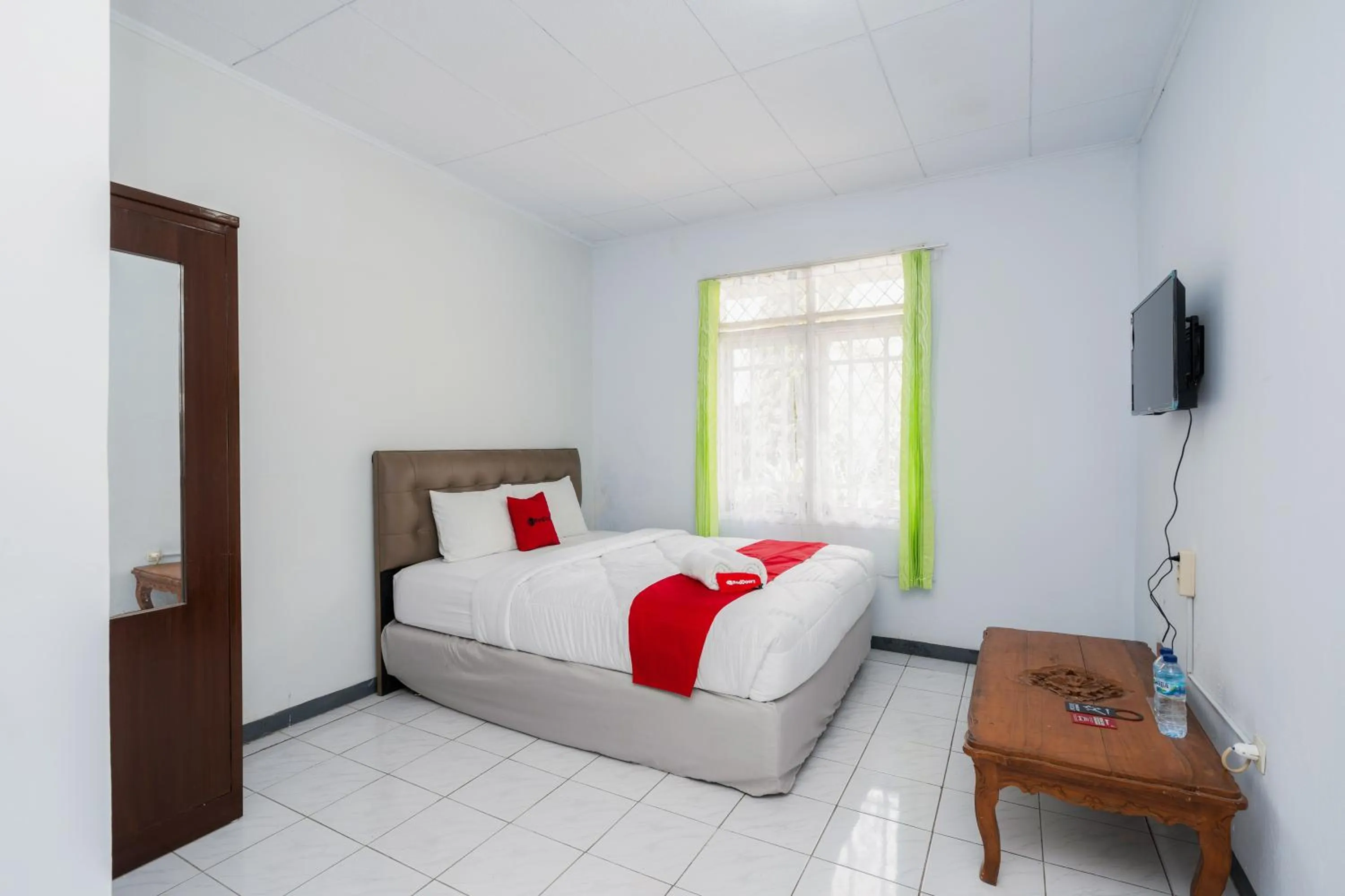 Bedroom, Bed in RedDoorz Syariah near RSUD Cimacan