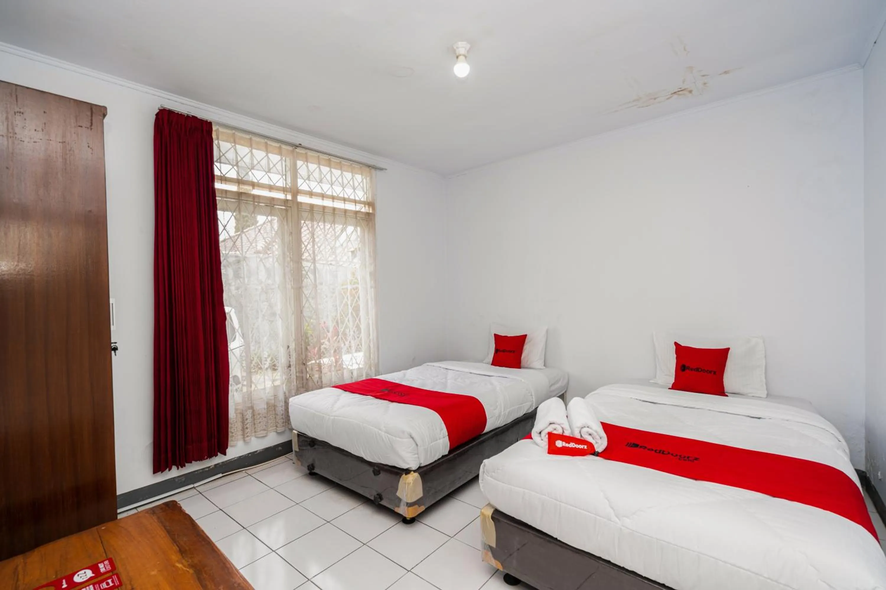 Bed in RedDoorz Syariah near RSUD Cimacan