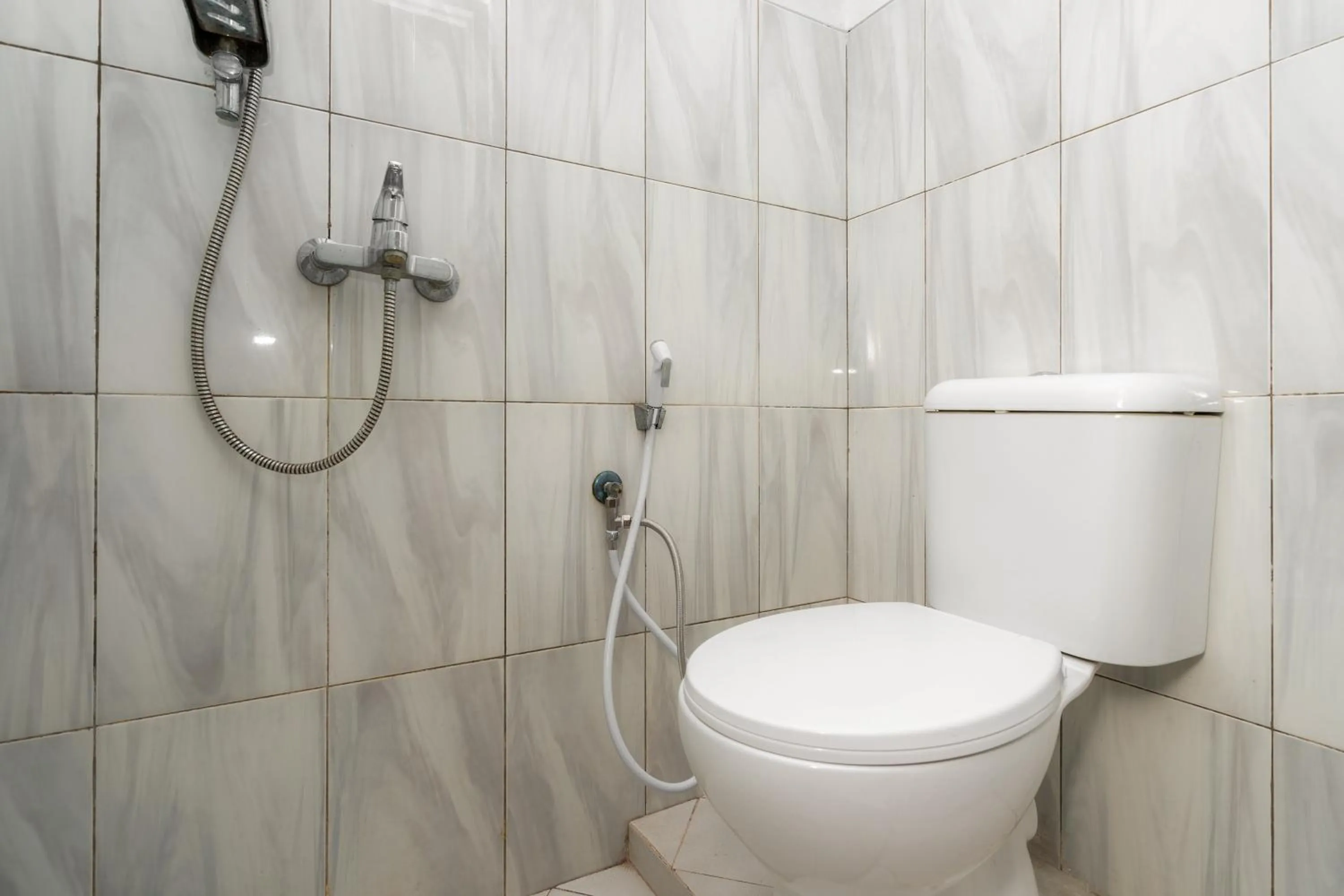 Bathroom in RedDoorz Syariah near RSUD Cimacan