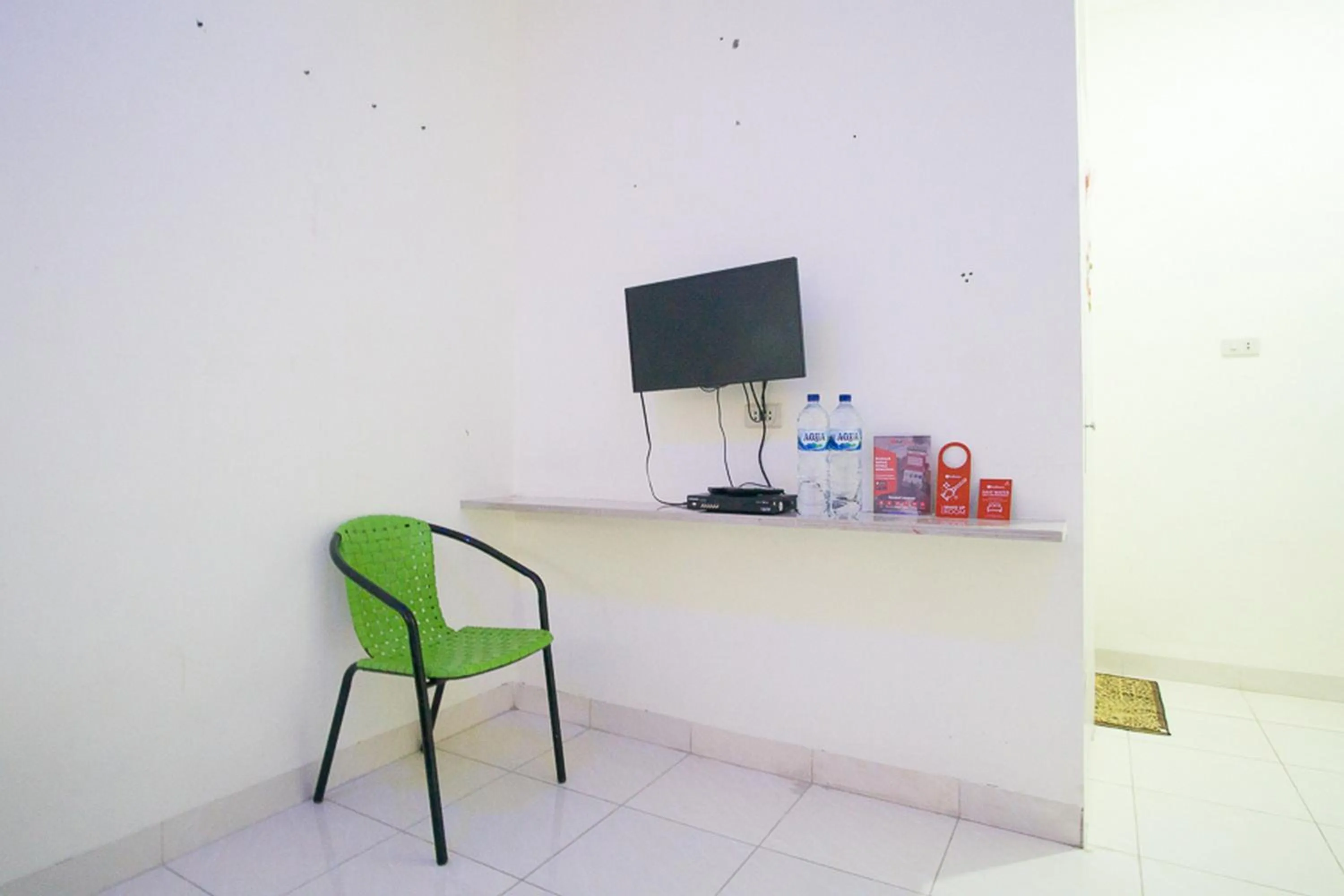 TV and multimedia in RedDoorz @ Pematangsiantar 2