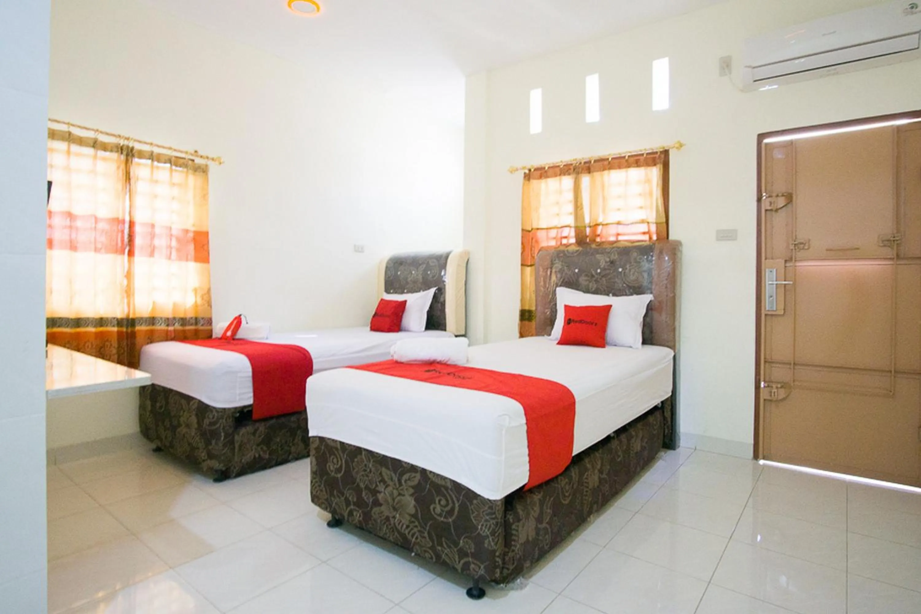 Bedroom, Bed in RedDoorz @ Pematangsiantar 2