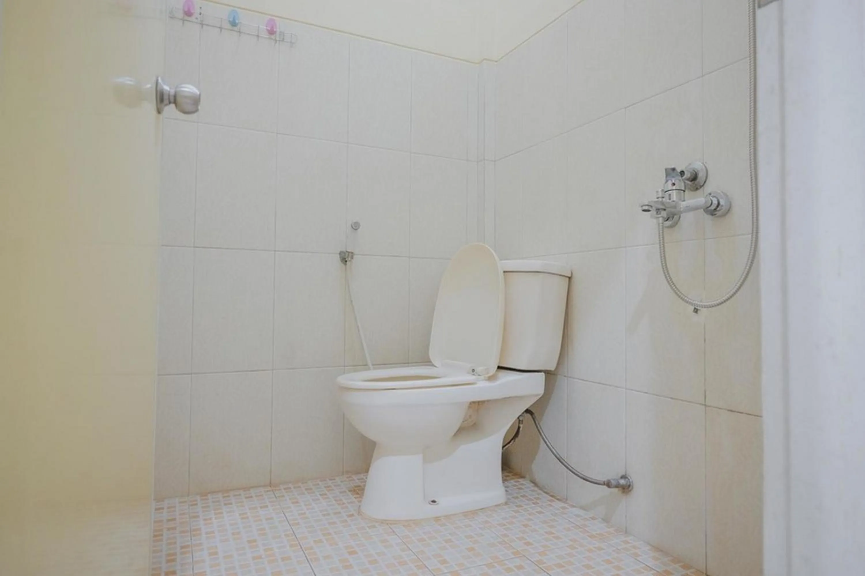 Bathroom in RedDoorz Syariah near Kantor Walikota Jambi