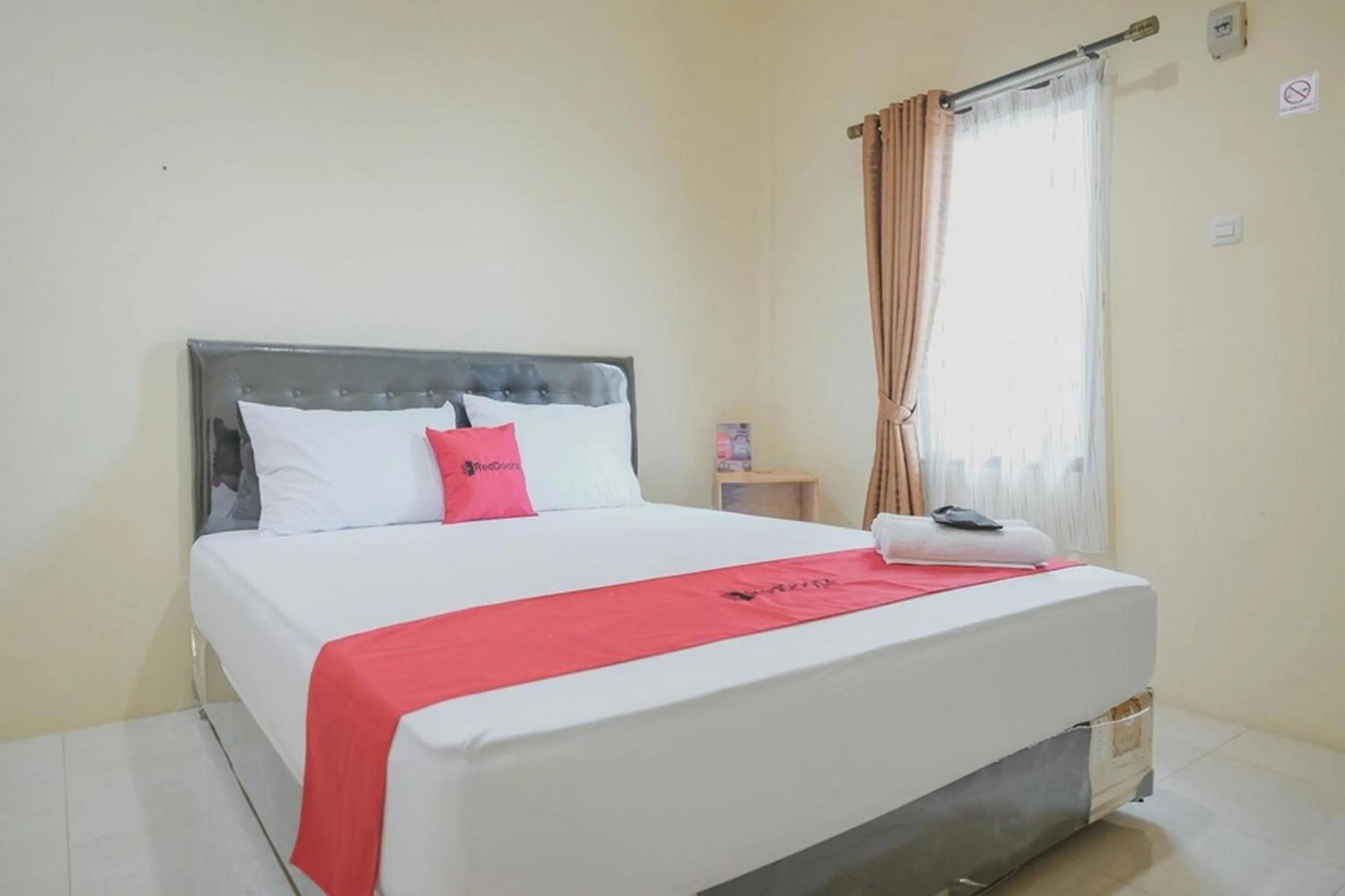 Bed in RedDoorz Syariah near Kantor Walikota Jambi