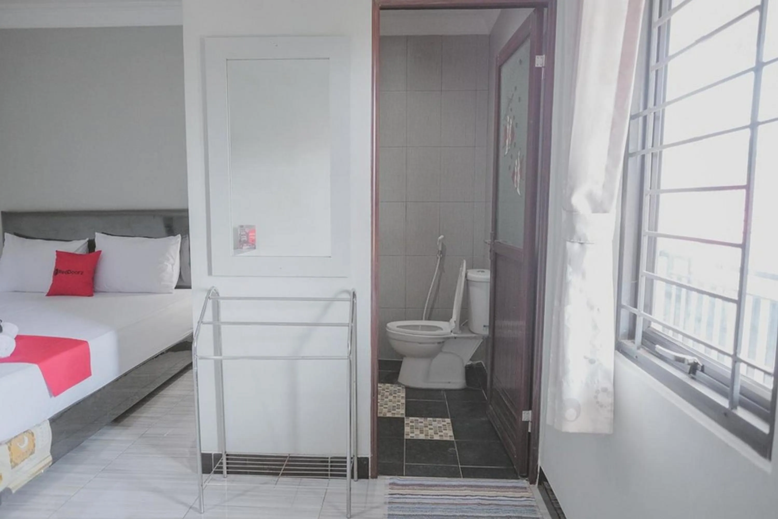 Bathroom, Bed in RedDoorz Syariah near Kantor Walikota Jambi